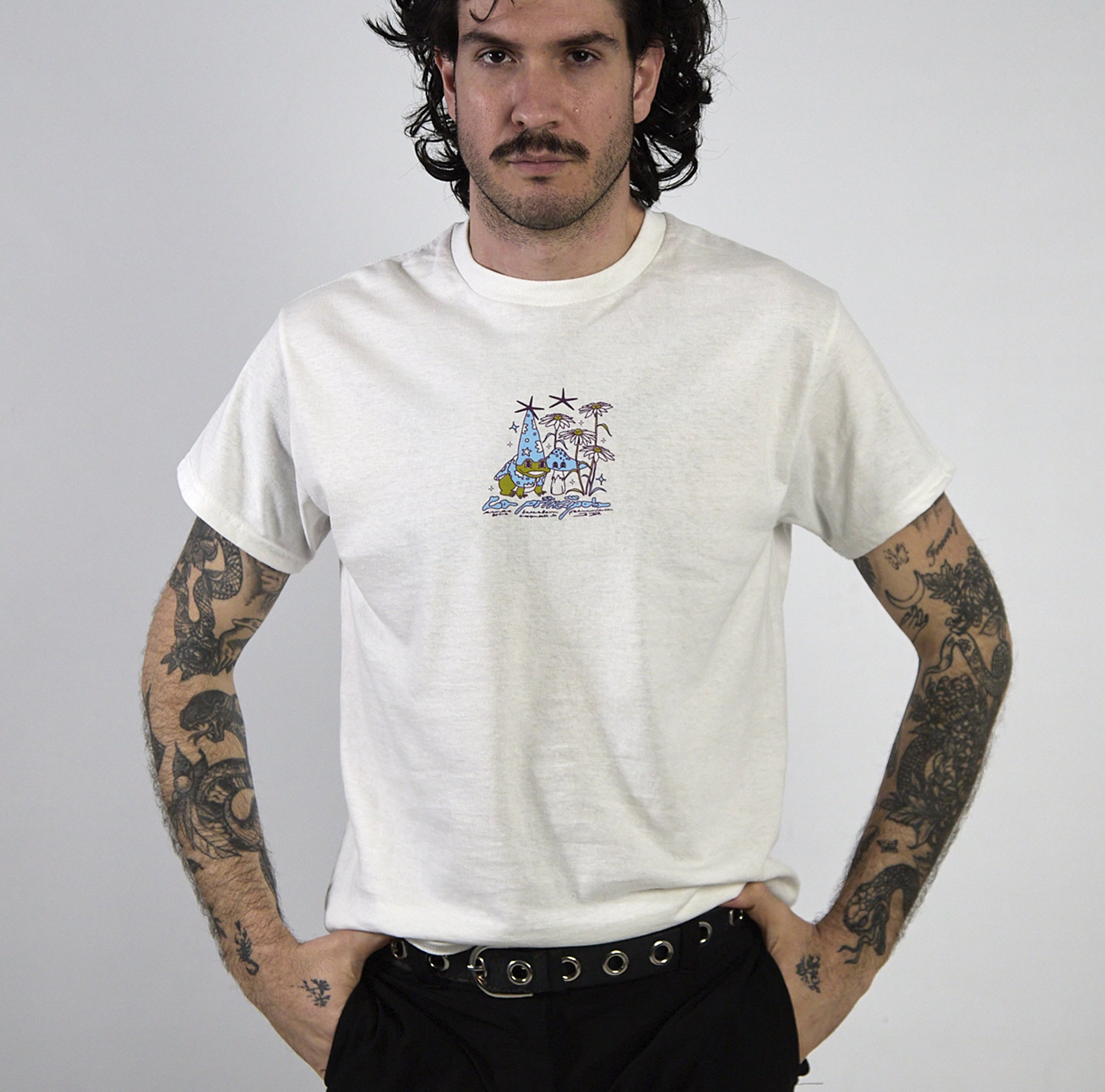 Camiseta 'Simple Shop' con diseño de ranas felices bailando, ideal para un look divertido y original