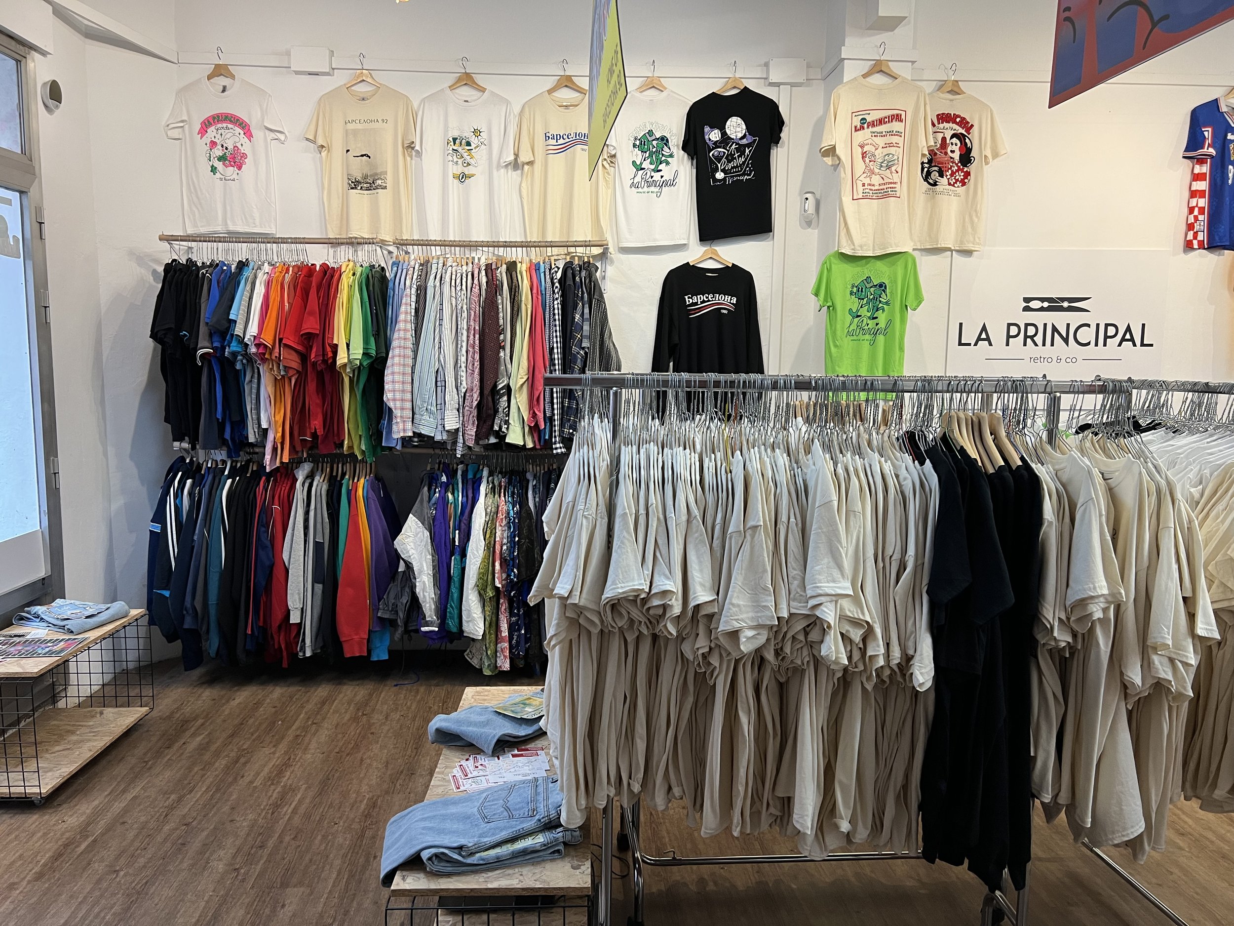 Tienda ropa y camisetas ubicadas en Barcelona — La Principal Retro & Co. Tiendas de ropa vintage en Barcelona y camisetas exclusivas