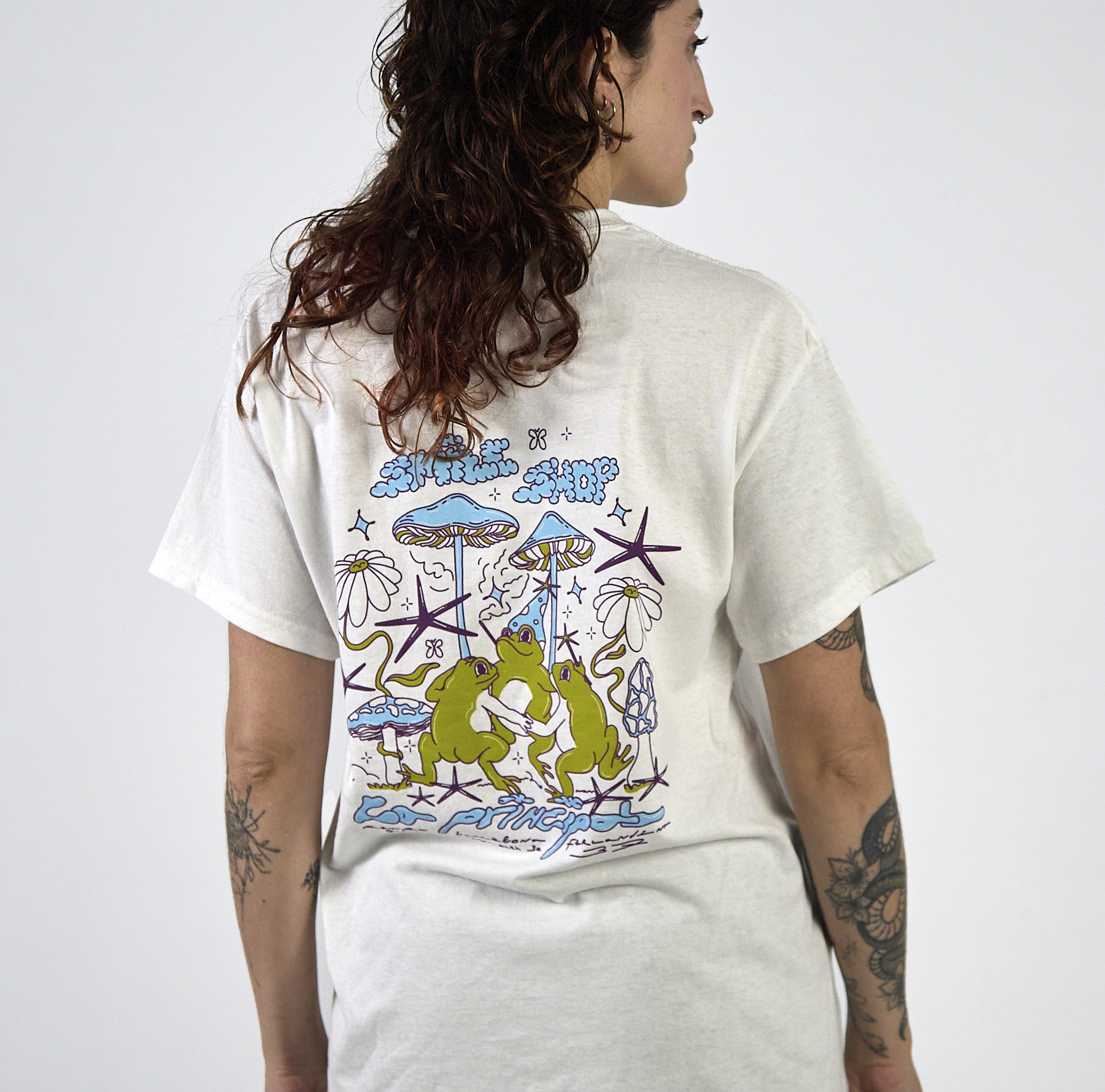 Camiseta con diseño de ranas felices bailando, perfecta para quienes buscan un estilo único y lleno de energía positiva