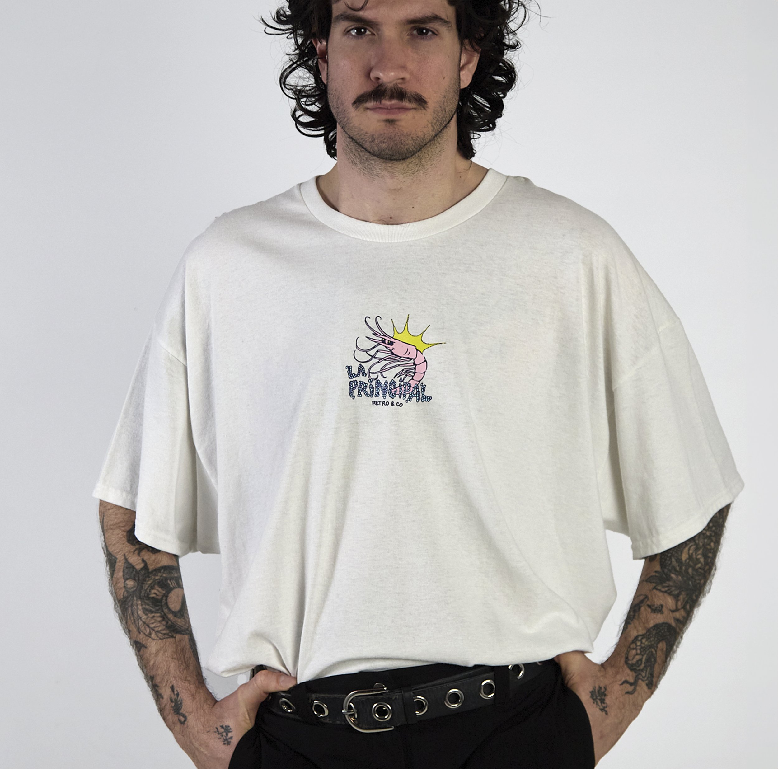 Camiseta 'Rodeo Mediterráneo' con diseño de un delfín saltando y una gamba, un estilo fresco inspirado en el ma