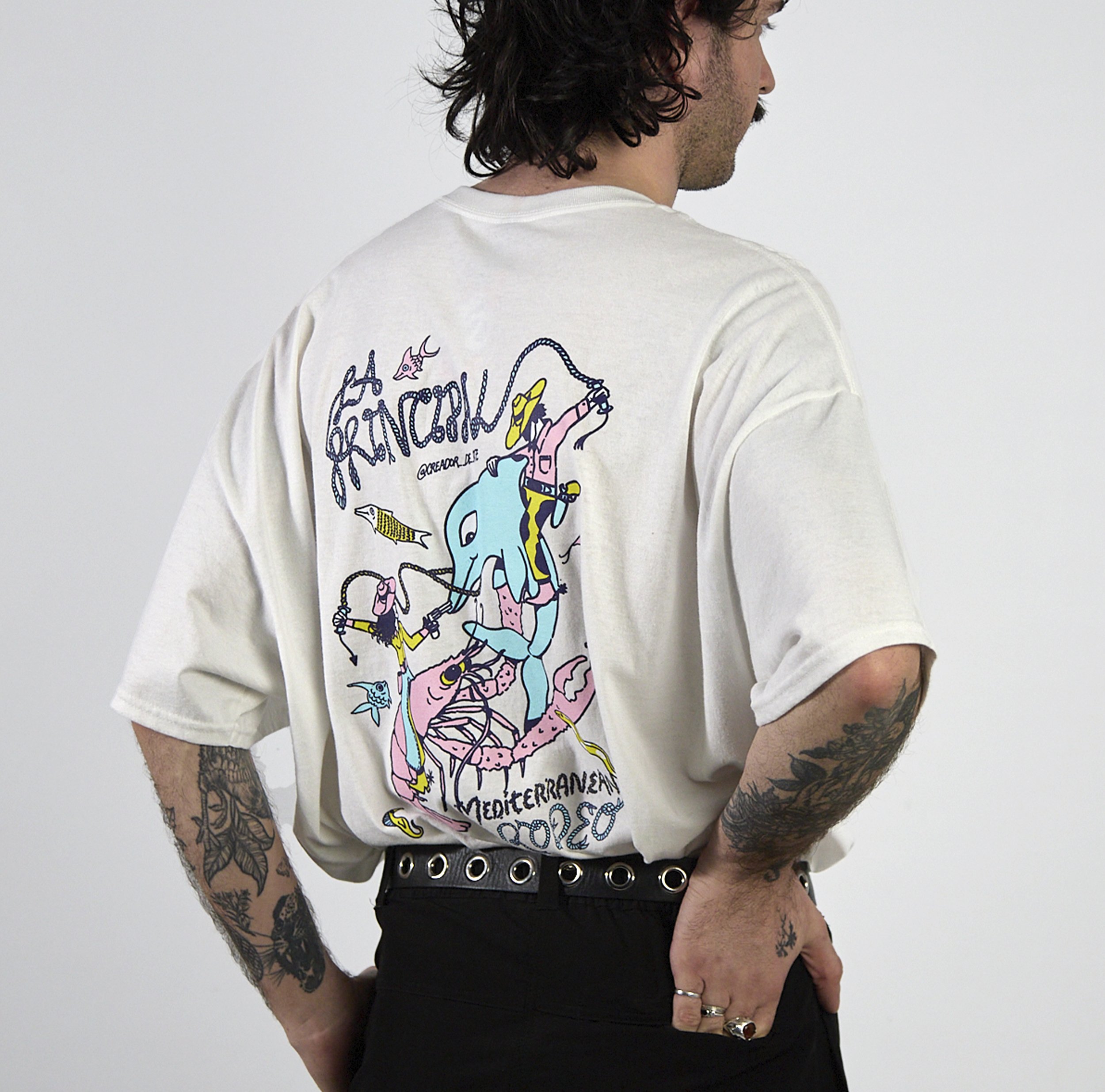 Camiseta con diseño exclusivo de un delfín y una gamba, perfecta para los amantes del Mediterráneo y la vida marina.