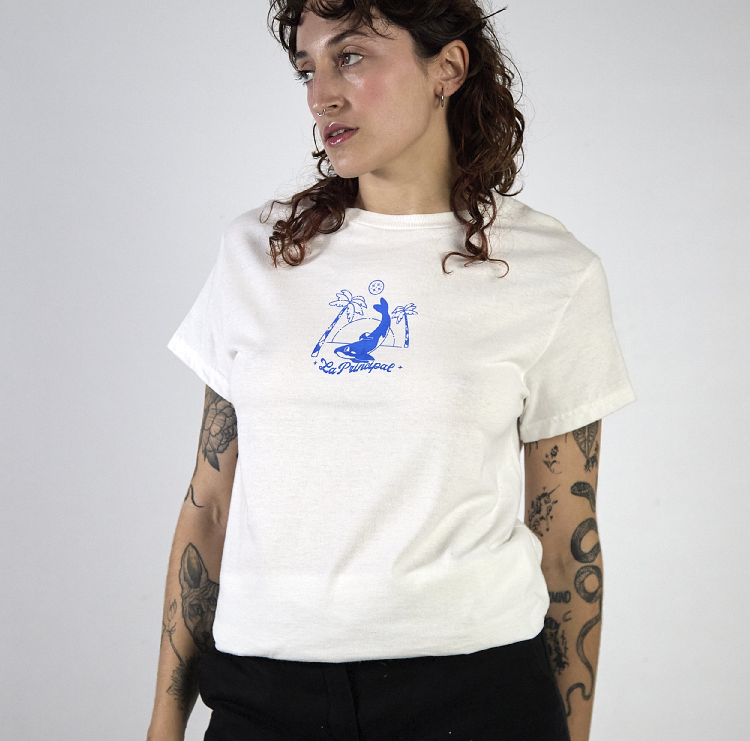Camiseta 'Ulises' con diseño de una ballena inspirada en la historia del zoo de Barcelona, perfecta para amantes de los animales y el mar