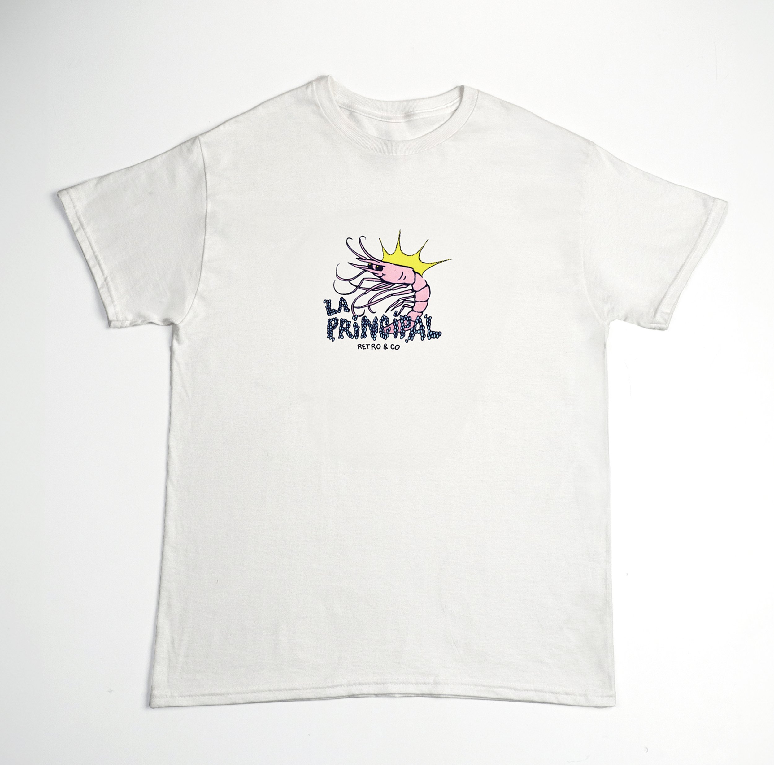 Camiseta 'Rodeo Mediterráneo' con un diseño de delfín y gamba, ideal para quienes buscan un estilo relajado con un toque marino
