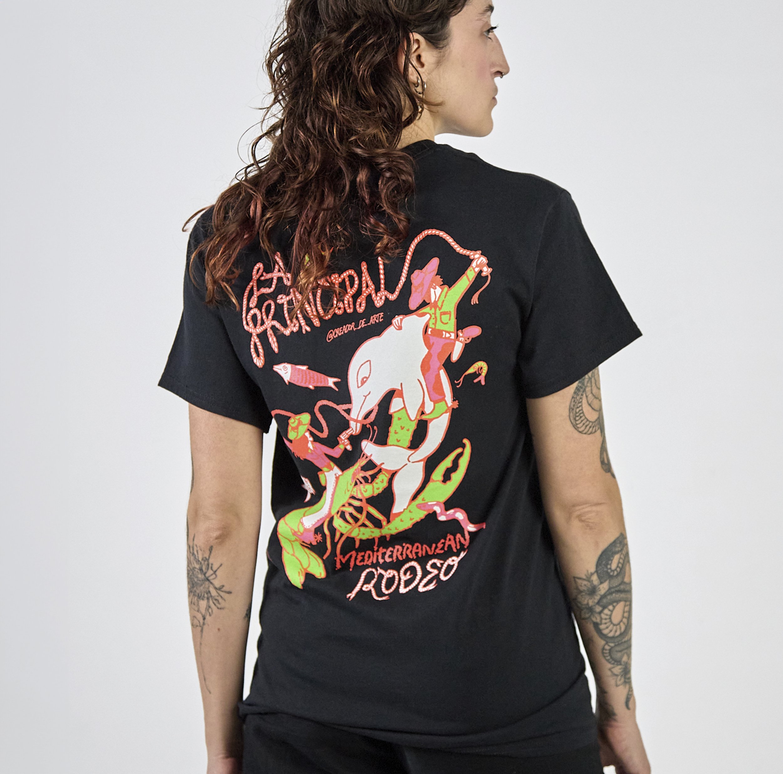 Camiseta con ilustración de un delfín y una gamba, inspirada en el océano Mediterráneo, perfecta para un estilo único y fresco