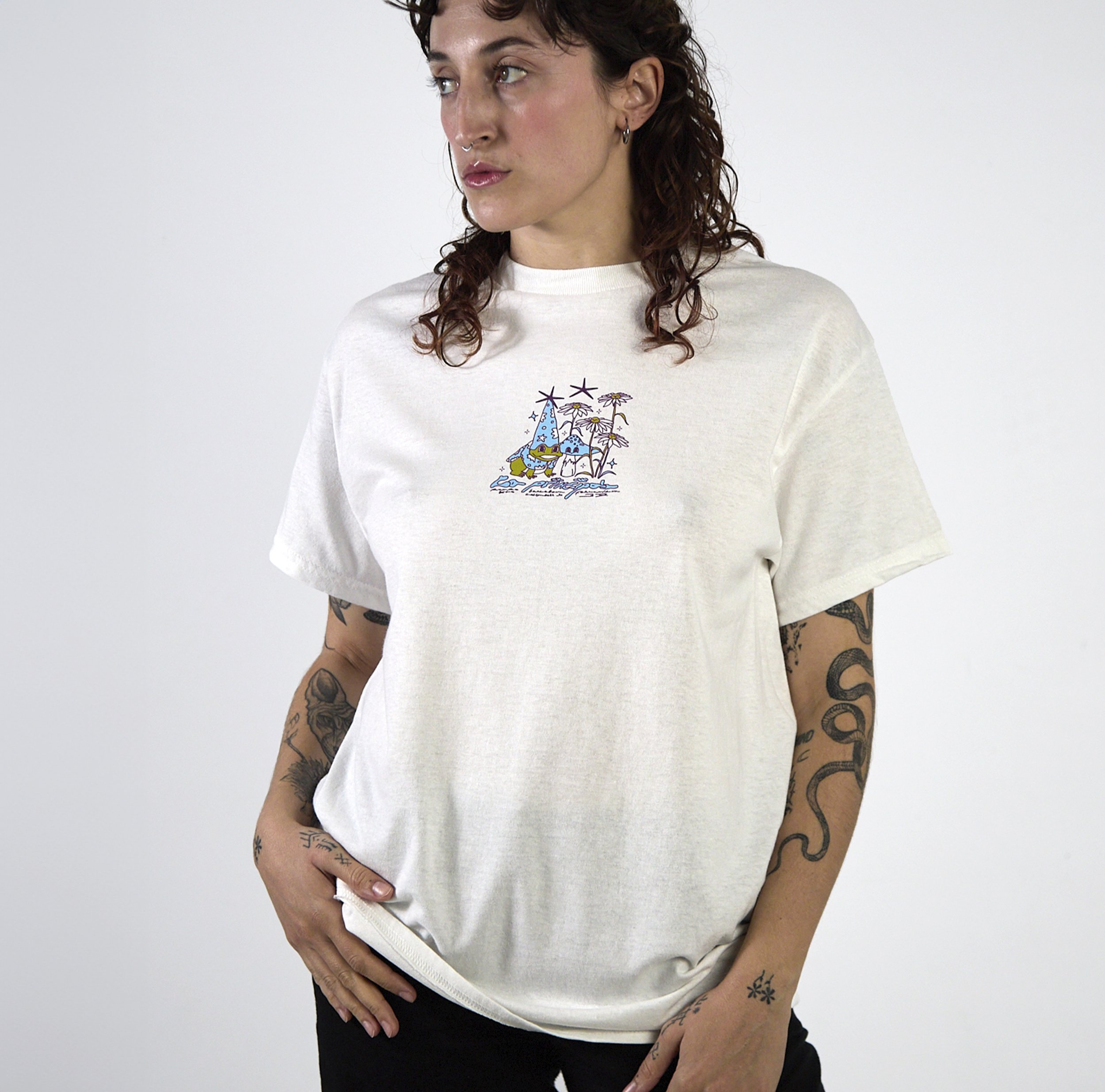 Camiseta 'Simple Shop' con ranas bailando, un diseño alegre y divertido para los amantes de la naturaleza y el buen humor.