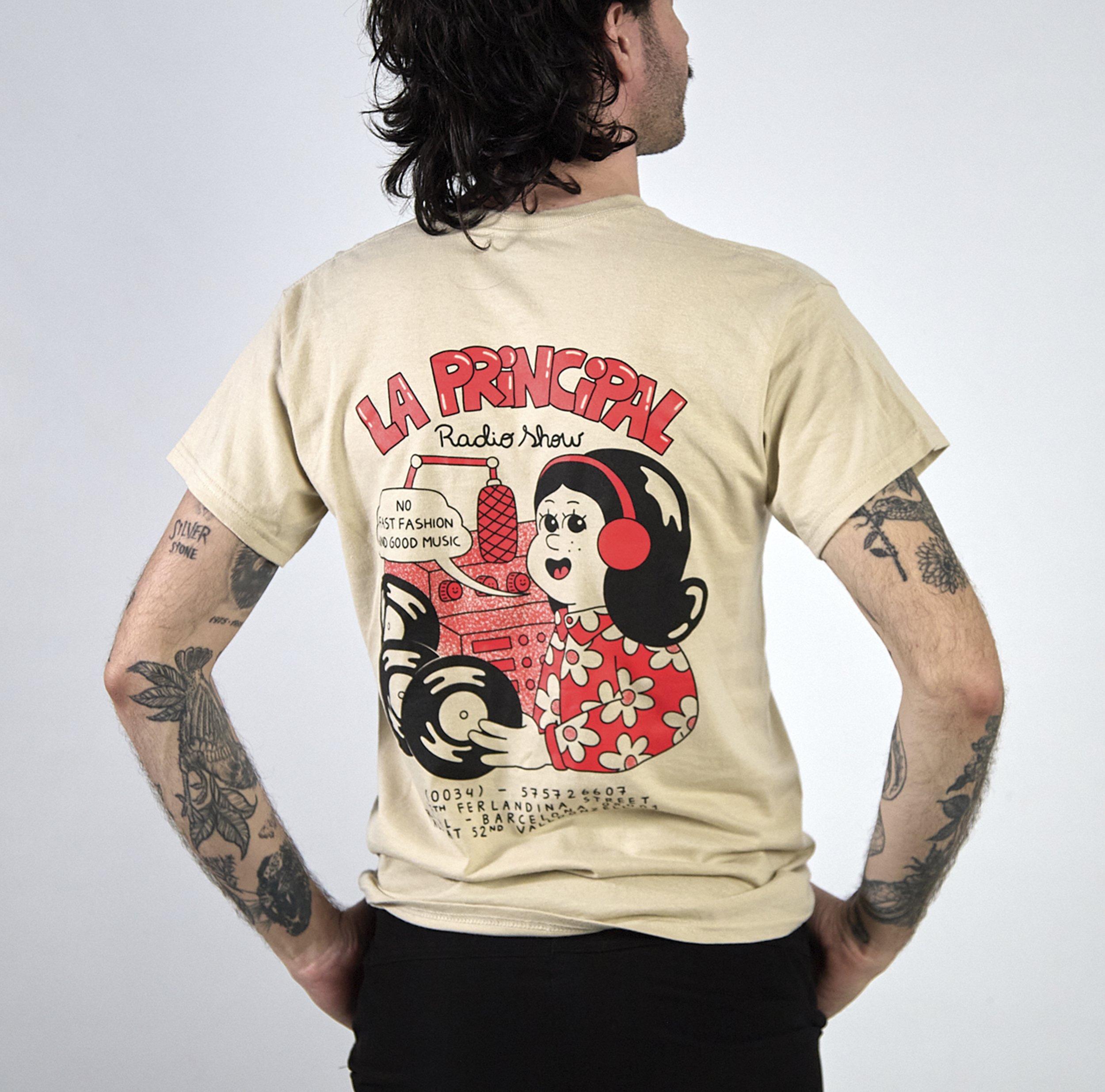 Camiseta 'Radio Show' con diseño de una chica escuchando discos y tocando un radio, ideal para amantes de la música retro