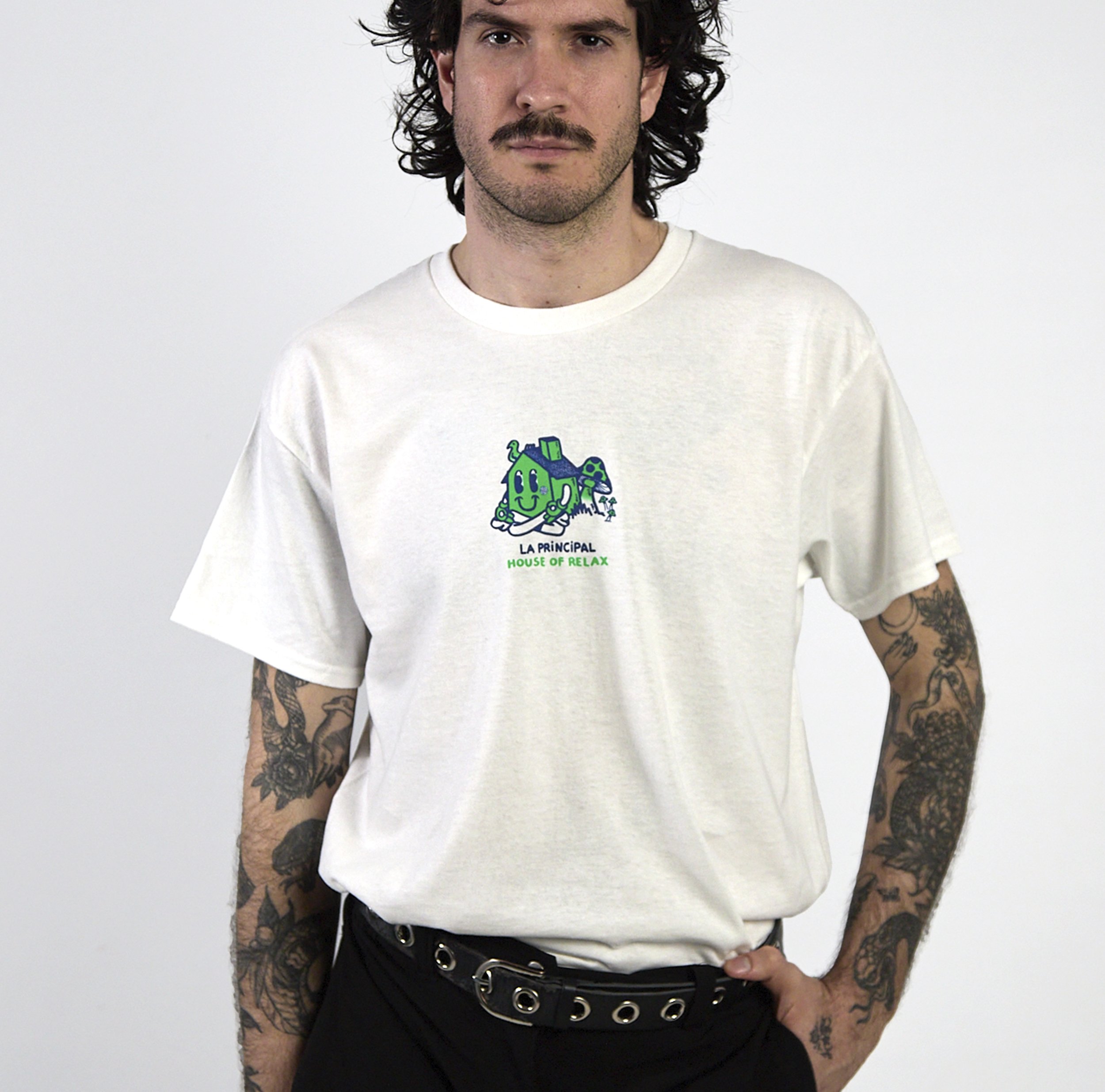 Camiseta de estilo creativo con una casa y una seta, ideal para quienes buscan un toque único en su armario