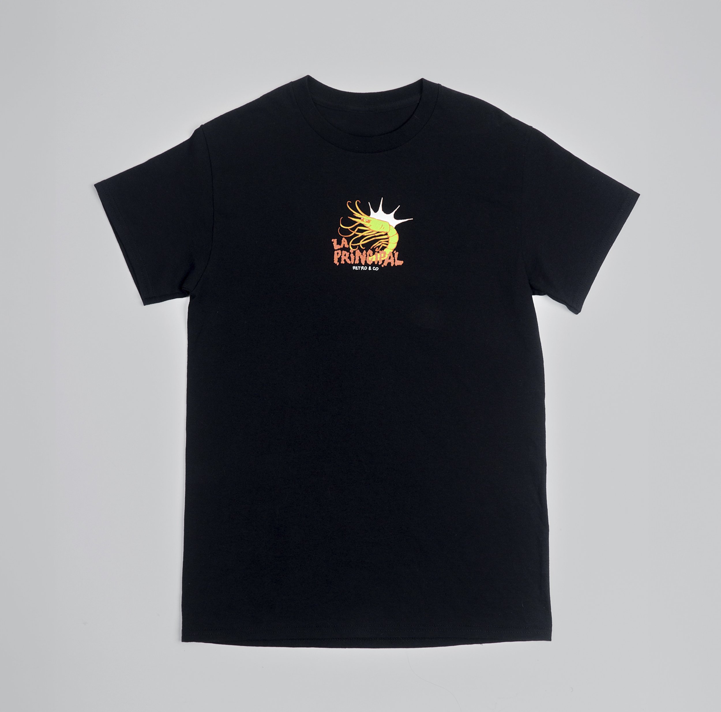 Camiseta 'Rodeo Mediterráneo' con delfín y gamba, un diseño original que celebra la vida marina y el estilo mediterráneo