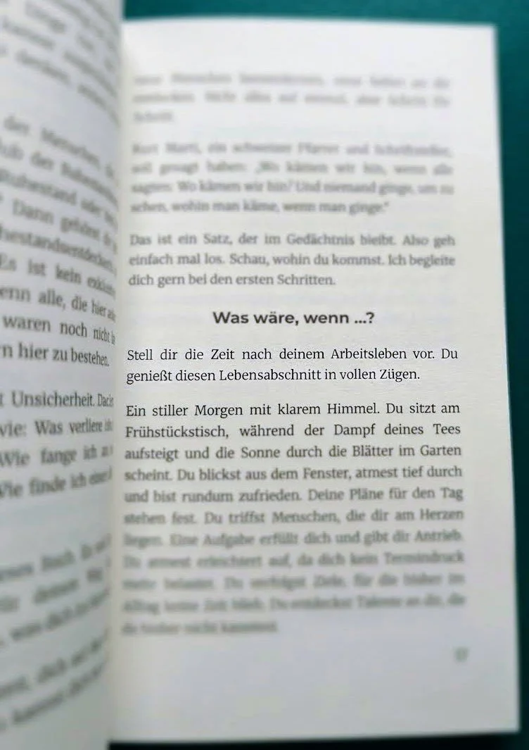 Aufgeschlagene Seite aus "Geschenk Ruhestand" mit der Frage "Was wäre, wenn …?" und einem Abschnitt über ein Frühstück im Freien in der Natur.