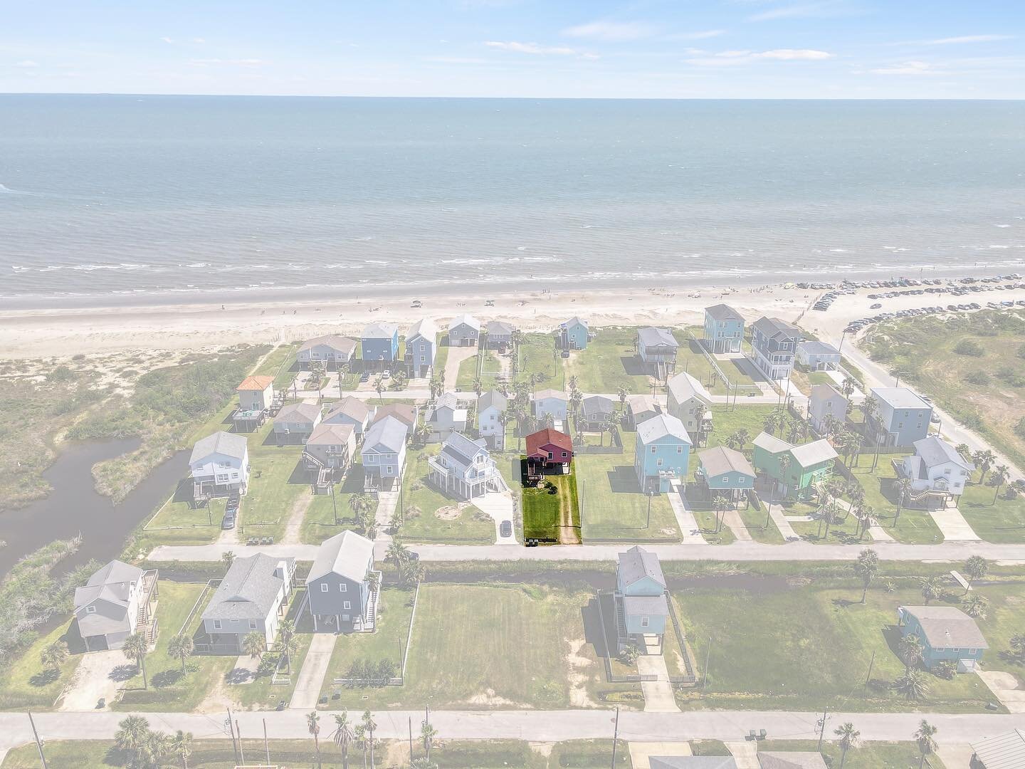 Drone shots are critical for any property on the island! Showing proximity to the beach is such a massive selling point for buyers (or Airbnb/VRBO renters!) 

This Sunny Beach home is hitting the market soon and is a quick walk to the sand 🌊

#texas