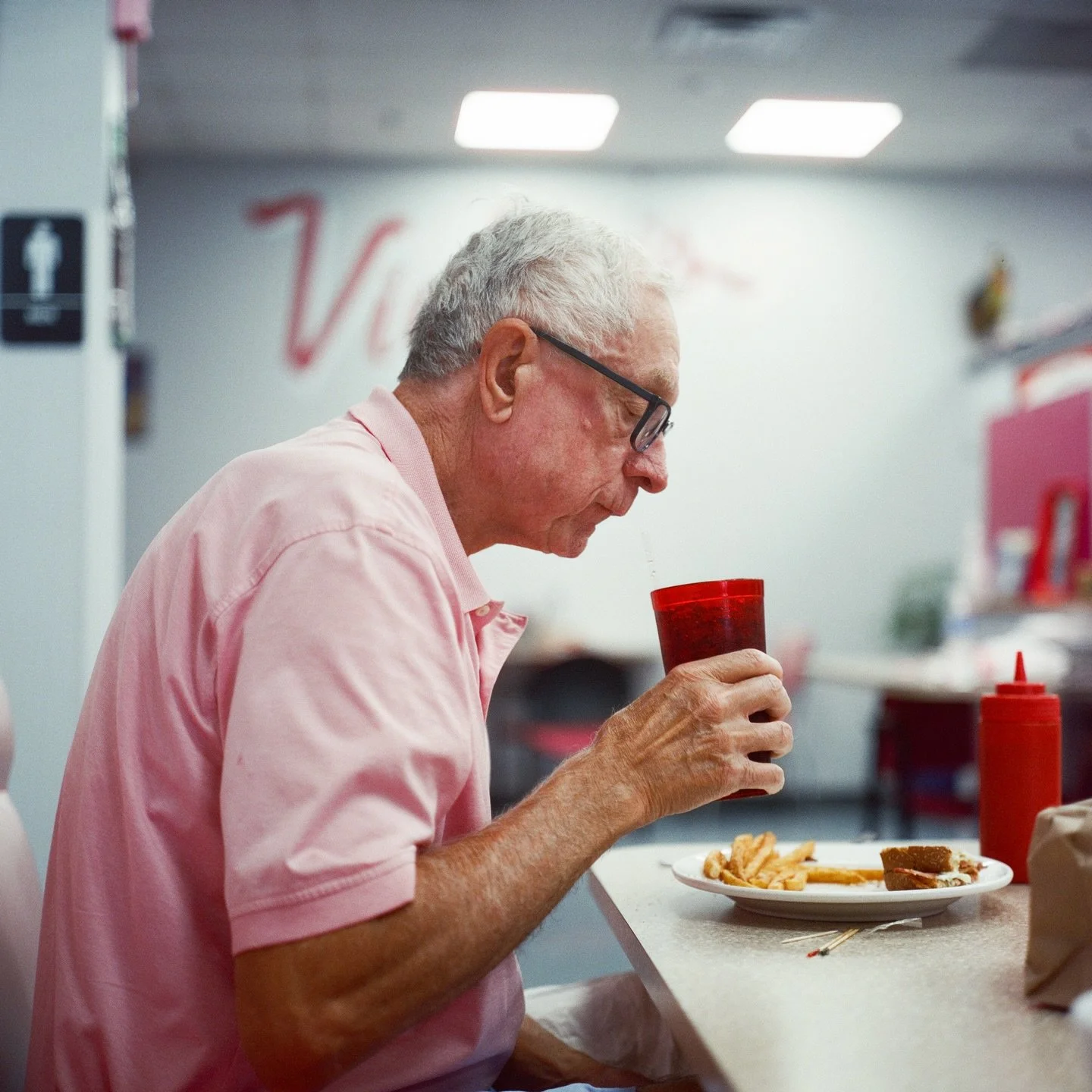 Pink Vegas #vegas #rolleiflex @alexmarttt_ @labo_negatifplus 🎞️