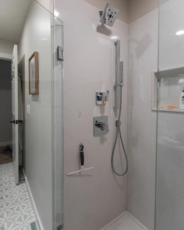 Looking for a shower upgrade that's stylish and low-maintenance? 🙌
Onyx is an alternative to tile that gives you the look you love&mdash;without the grout! It's easy to clean, customizable by color, and can be personalized with accessories like shel