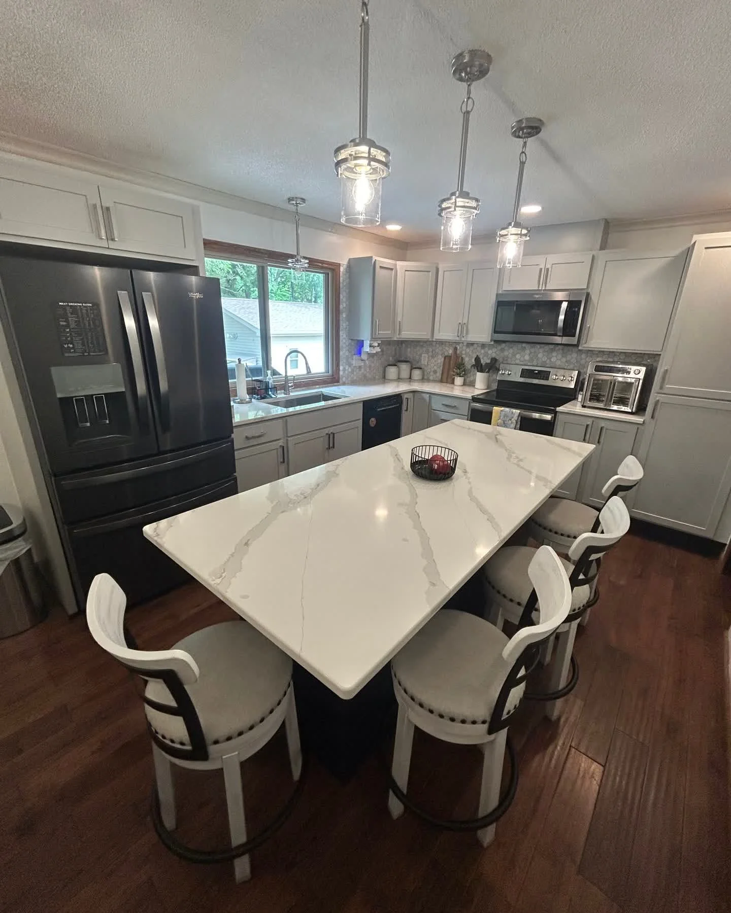 Swipe to see the before ➡️ This kitchen got a full glow-up! ✨
We added a contrasting island for more seating and prep space, plus new cabinetry with soft-close drawers and storage solutions to modernize the entire layout. To keep costs in check, we k