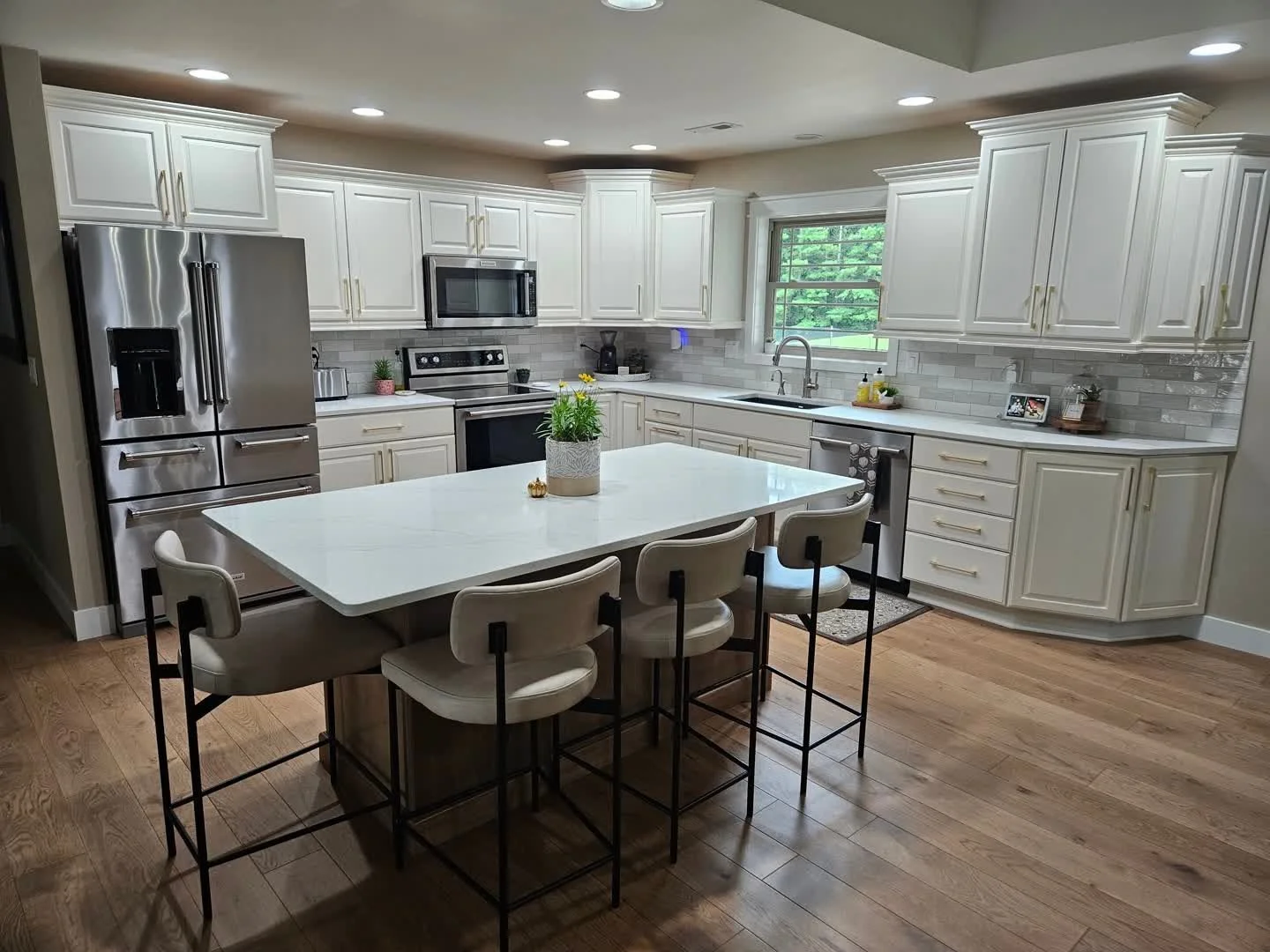 A kitchen transformation doesn't always mean starting from scratch. Sometimes, the best result comes from knowing what to keep, what to refresh, and how to bring it all together!

This project was a collaboration between The Key and Keystone Home. Th