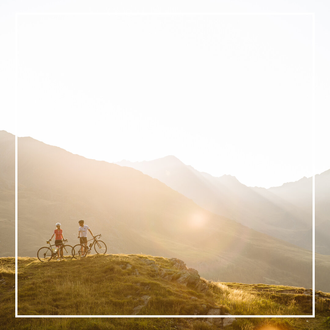 Bereit f&uuml;r Ihren Bikeurlaub in Dorf Tirol?🚴&zwj;♀️​​​​​​​​
Ob gem&uuml;tliche Radausfl&uuml;ge, abenteuerliche Mountainbike-Trails oder anspruchsvolle Rennradrundfahrten, das Meraner Land bietet f&uuml;r Radliebhaber vielf&auml;ltige Touren!​​​