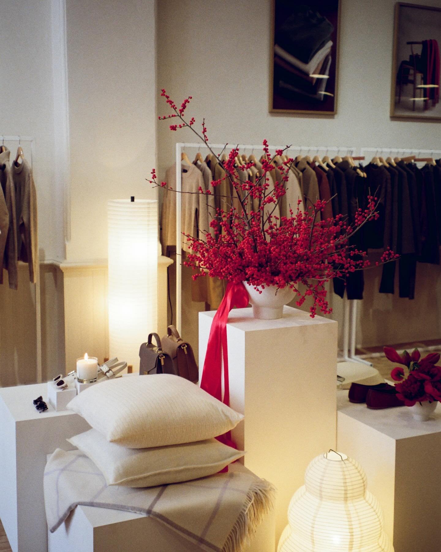 Quince Holiday Showroom, New York, December 2024

@onequince 

Location @102franklintribeca 
Catering @badtaste.biz 
Set Design @gracekbeck 
Flowers @entriken_ny 
Photos @andymartinezx1 
Embroidery @apprvl 
Creative &amp; Production @katarinacohen  @