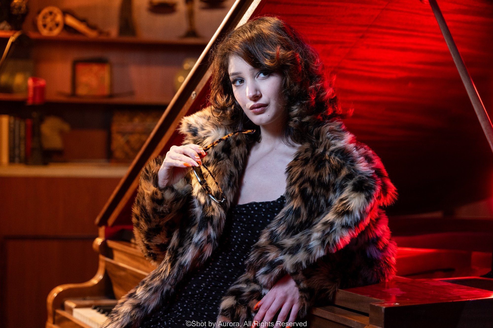 retro-glamour-piano-fur-portrait.jpg