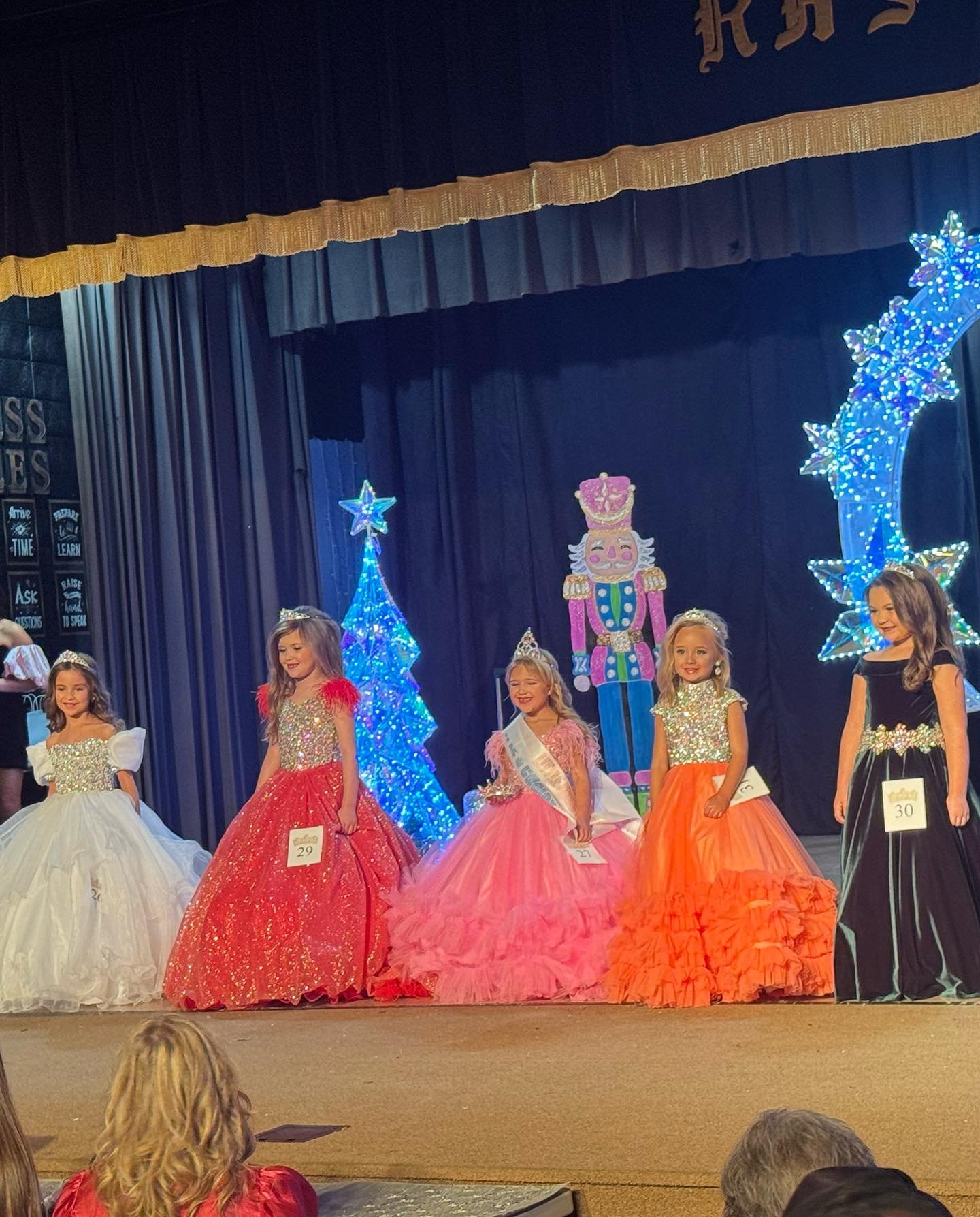 Little Miss Christmas 👑 Emalyne Bond 

Alternates: 
Scarlett Austin✨
Mary Catherine McMillin✨
Bella Young✨
Taegan Morrison✨

PEOPLES CHOICE: Emalyne Bond 🌟