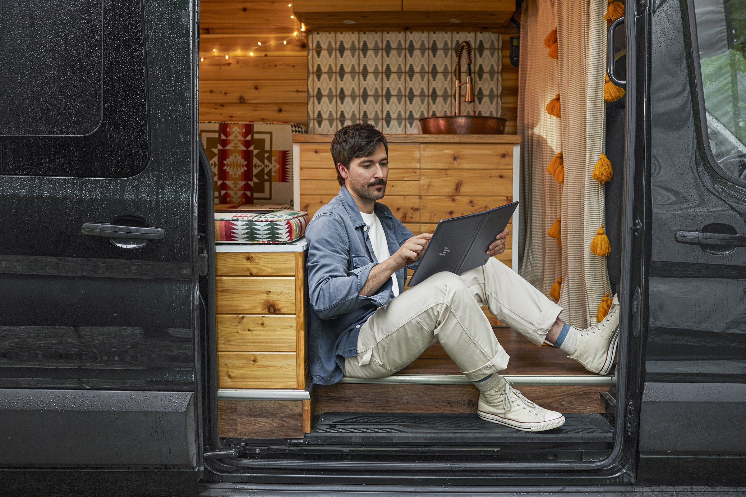 08_2156_23C2_Edna_HP Spectre Foldable 17_ PC_Laptop_Slate Blue_Lifestyle12.jpg