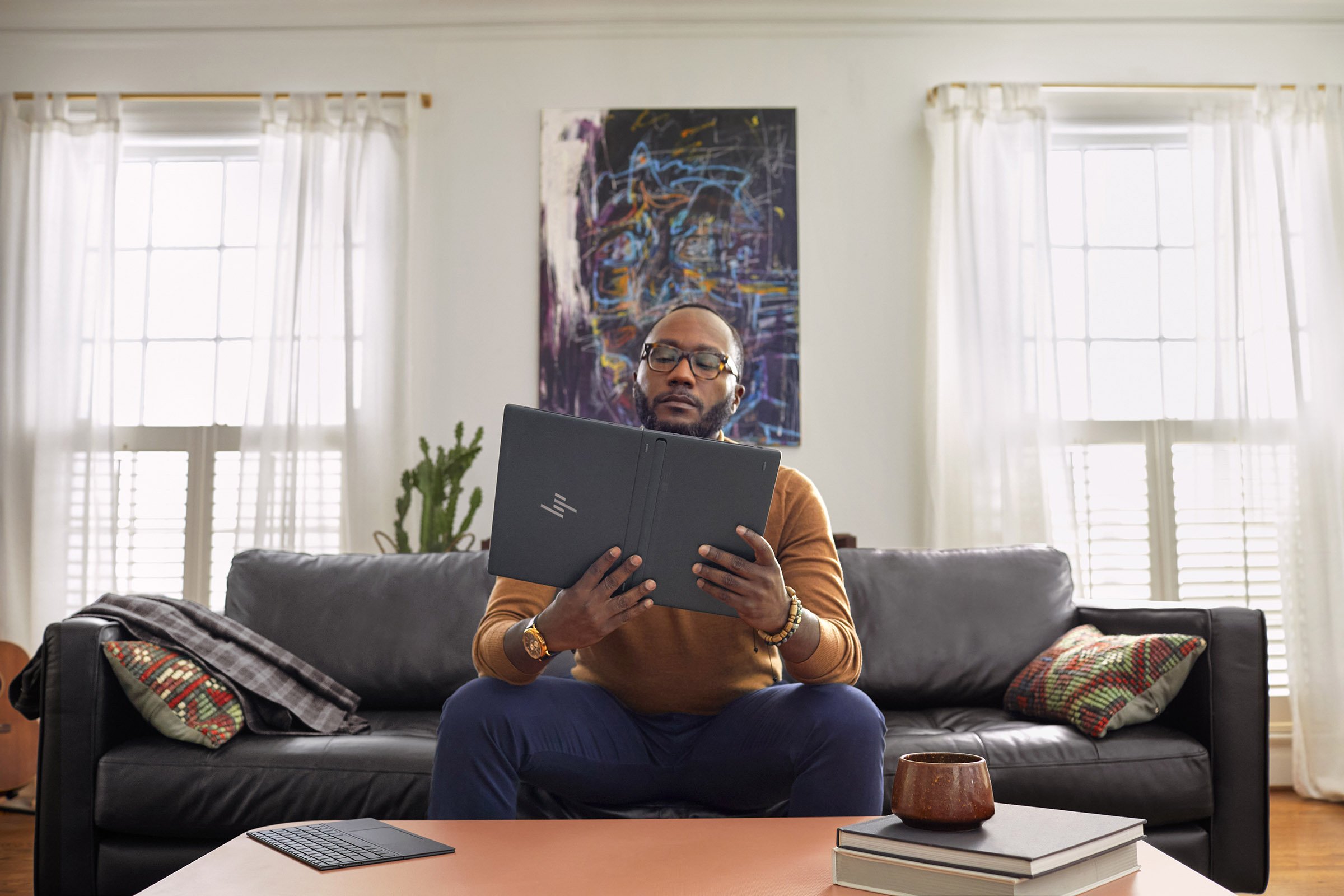 02_0667_23C2_Edna_HP Spectre Foldable 17_ PC_Laptop_Slate Blue_Lifestyle1.jpg