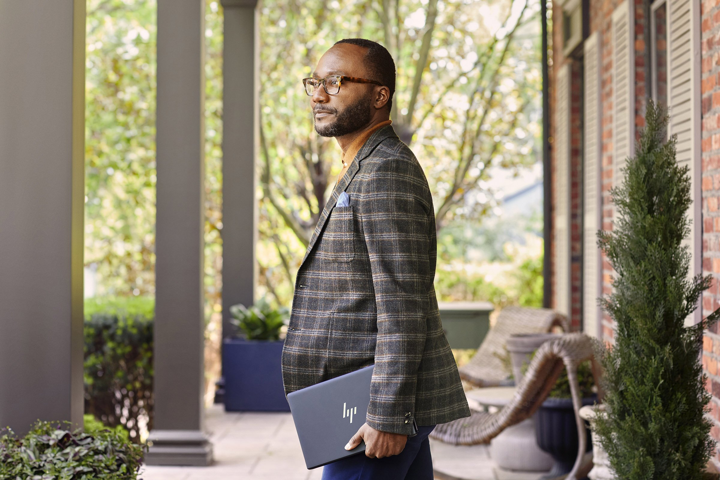 04_1502_23C2_Edna_HP Spectre Foldable 17_ PC_Laptop_Slate Blue_Lifestyle4.jpg