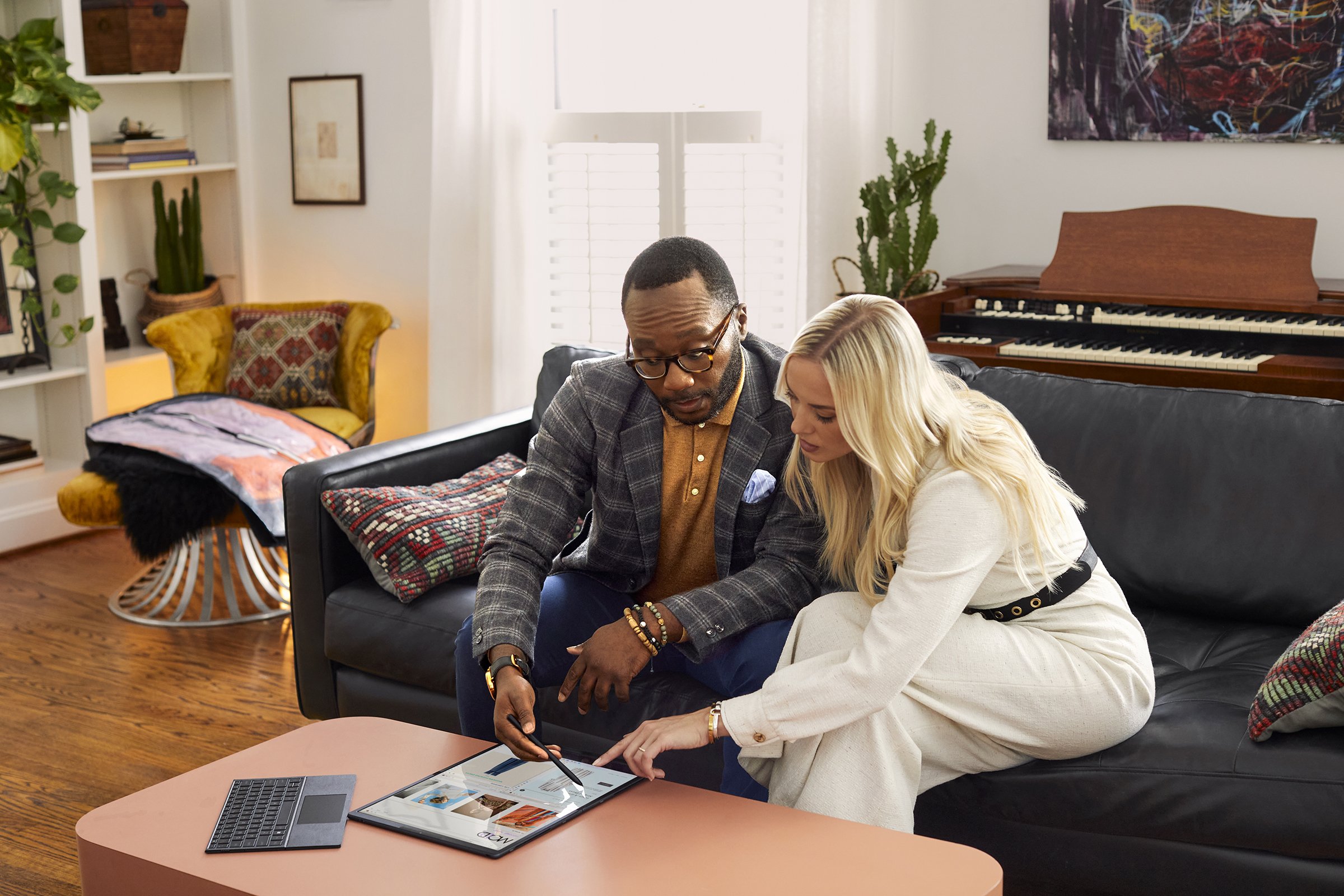 02_0384_23C2_Edna_HP Spectre Foldable 17_ PC_Laptop_Slate Blue_Lifestyle6.jpg