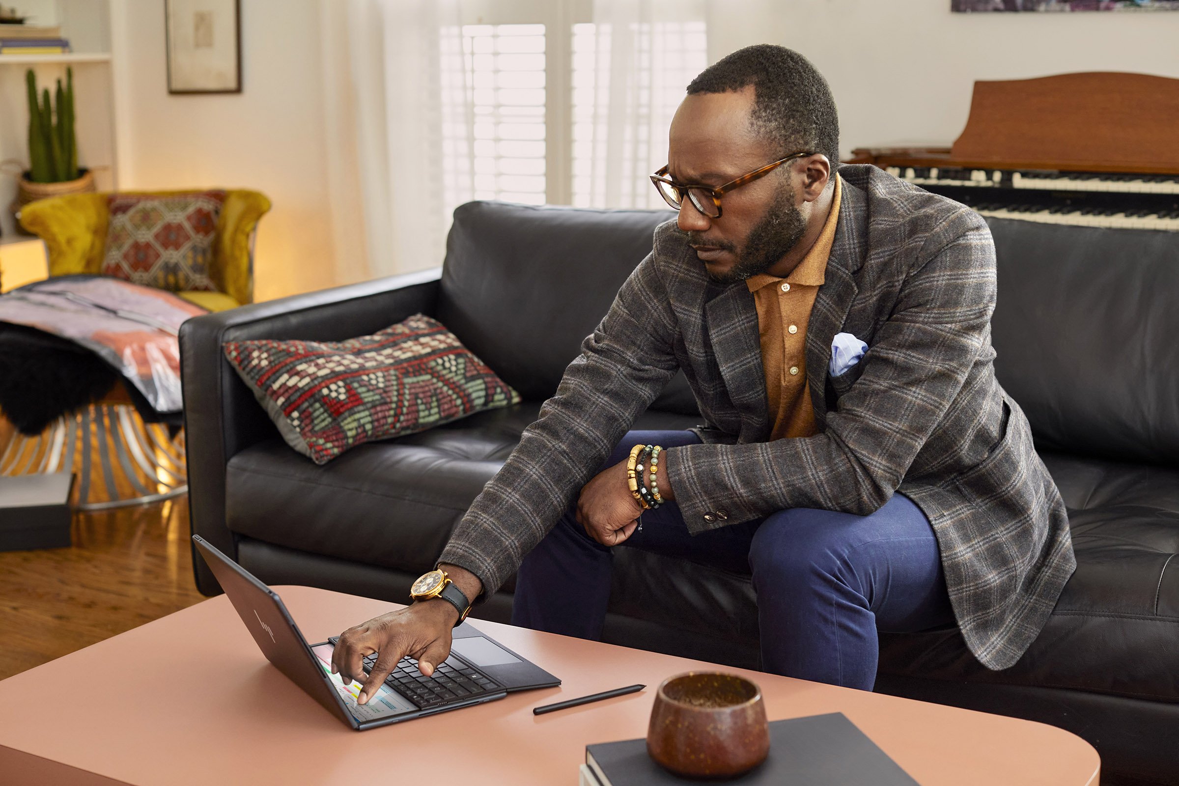 02_0596_23C2_Edna_HP Spectre Foldable 17_ PC_Laptop_Slate Blue_Lifestyle2.jpg