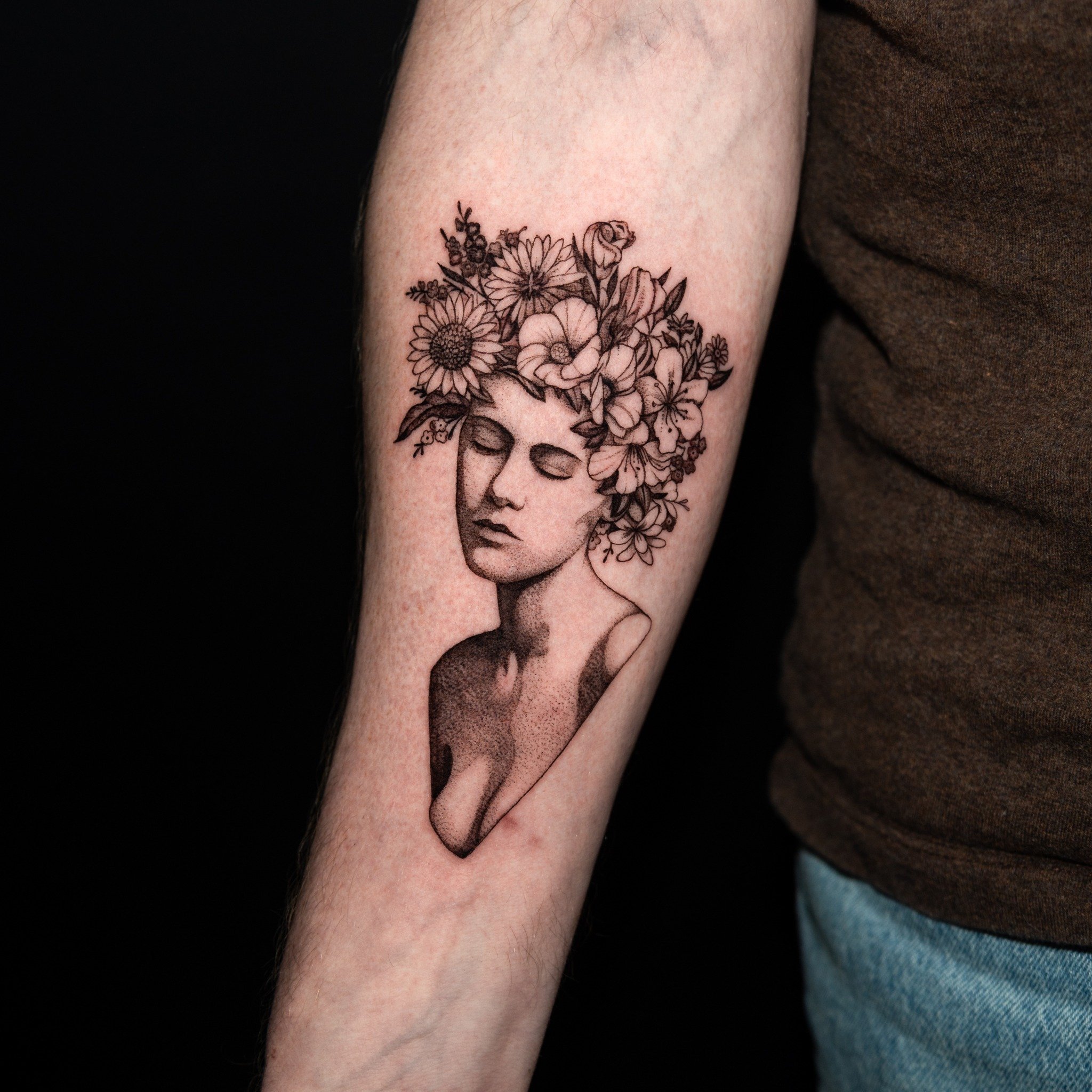 Flowergirl, had fun doing this one! Email me if you want to set up an appointment: info@jimburgman.com
#flowertattoo #smallportraittattoo #detailedtattoo #smalltattoo #3rl #3rltattoo #finelinetattoos #tattooideas #tattooartists