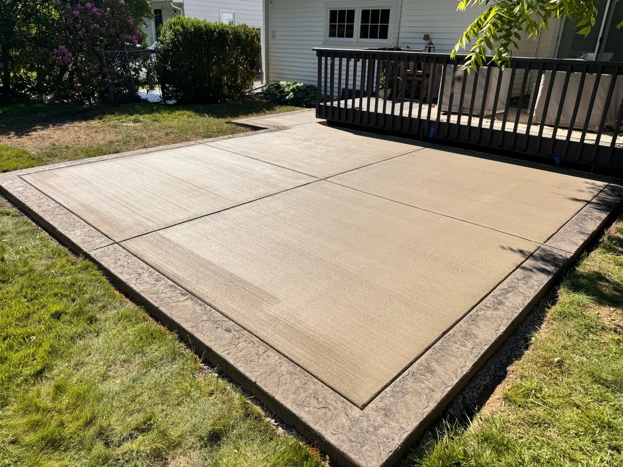Brushed Concrete Patio with Stamped Boarder