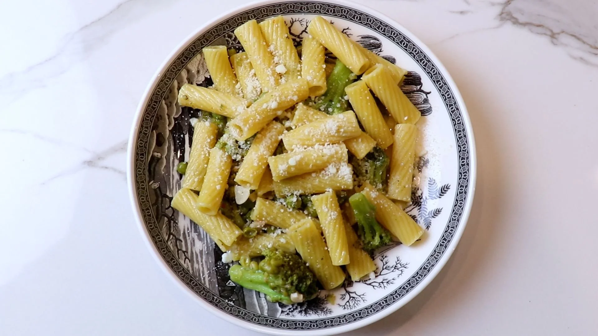 Rigatoni with broccoli and peas