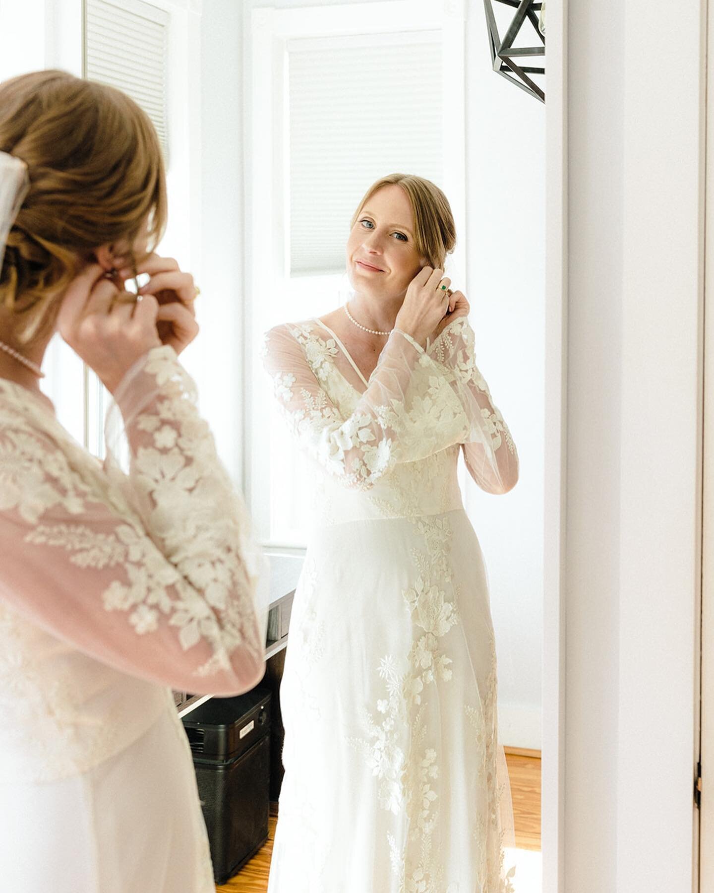 Are you wanting a soft, natural bridal makeup look? 𝗪𝗲 𝗵𝗮𝘃𝗲 𝘆𝗼𝘂 𝗰𝗼𝘃𝗲𝗿𝗲𝗱! We believe you should look like yourself on your wedding day, just elevated ❤️ ⁣
⁣
We specialize in soft/natural and natural/glam looks to enhance your beautiful
