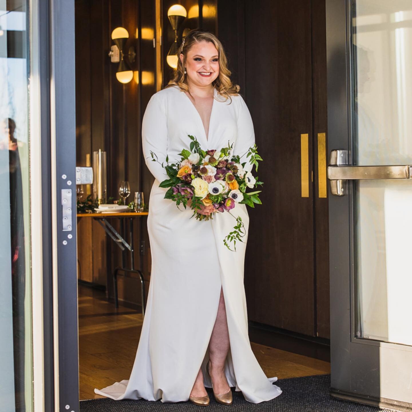 A moment for our gorgeous bride + her beautiful wedding party!! 🤩 Your wedding day starts with the &ldquo;getting ready&rdquo; process. This is always so much fun! We love pampering both you and your loved one. ⁣
⁣
One way to make sure everything ru