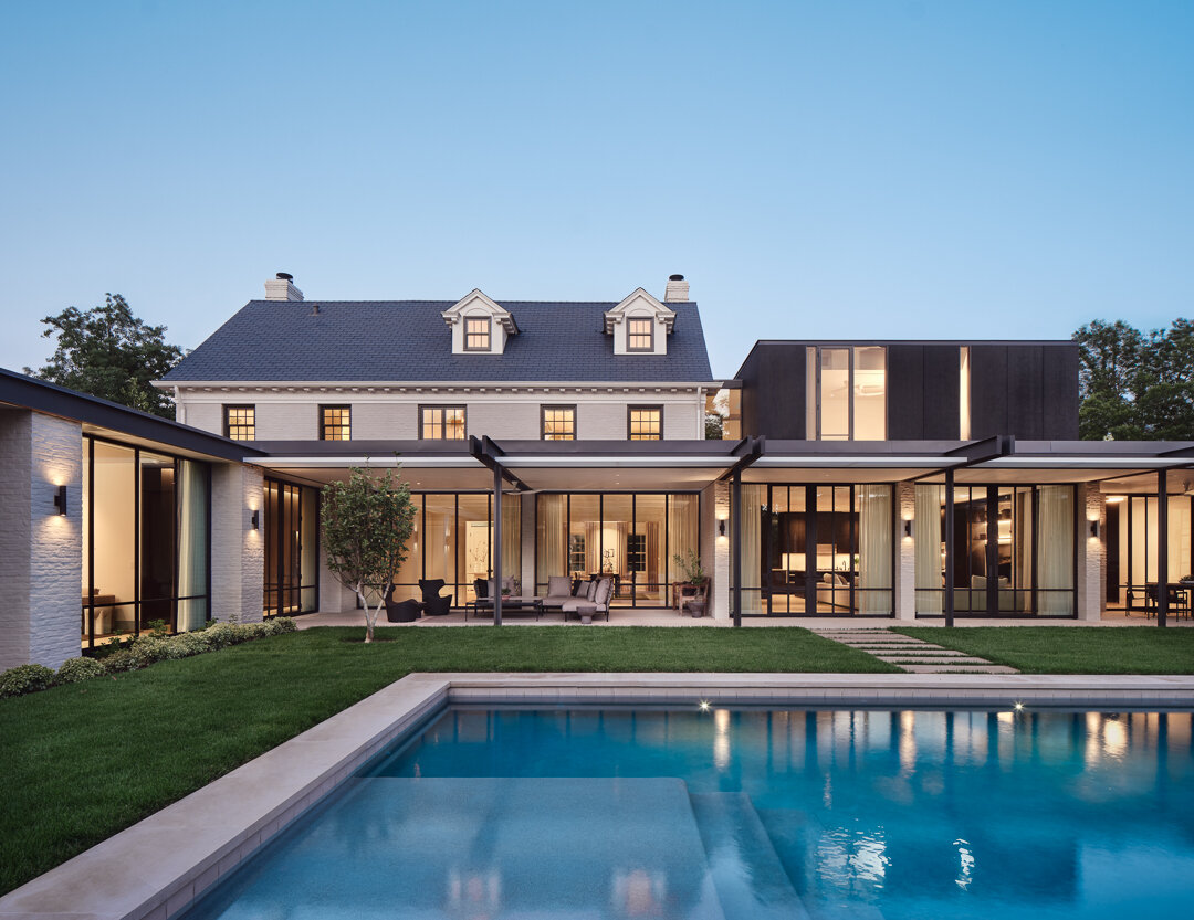 Modern amenities for a classic home in Old West Austin. We sourced @mosatiles through @knoxtiletexas, Finest Finish Quartz in White, and Grey Luederstone coping. Invest in the best. 

Architect: @aparallel 
Builder: @shoberg_homes 
Landscape: @teneyc