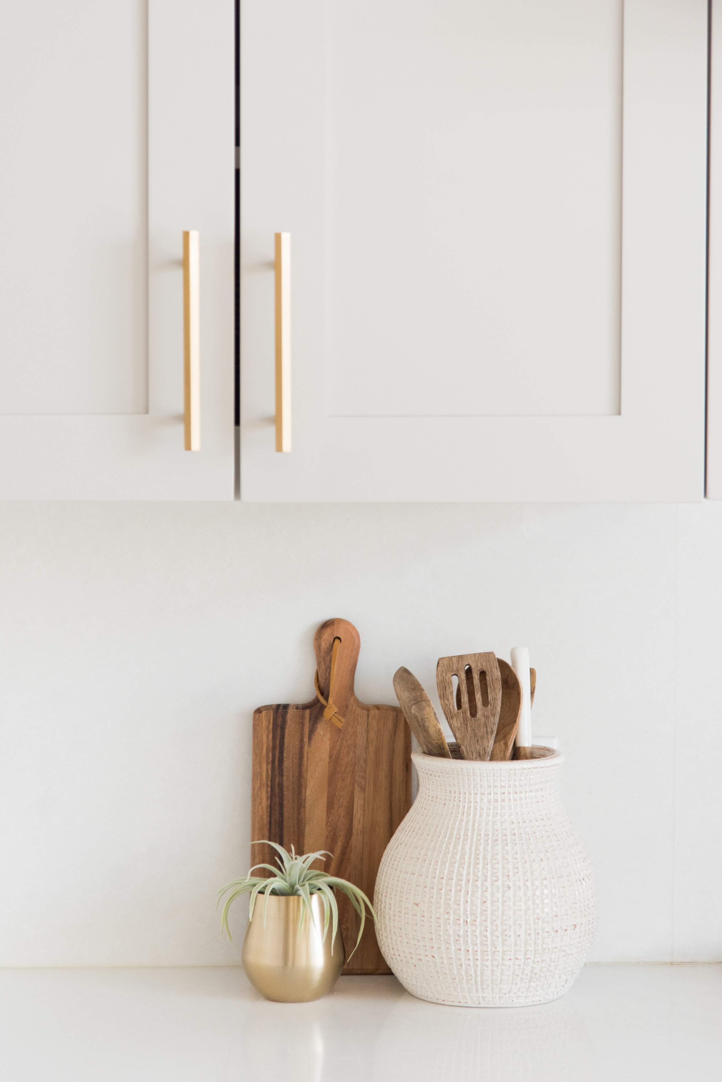 wood accent and vases in the kitchen counter