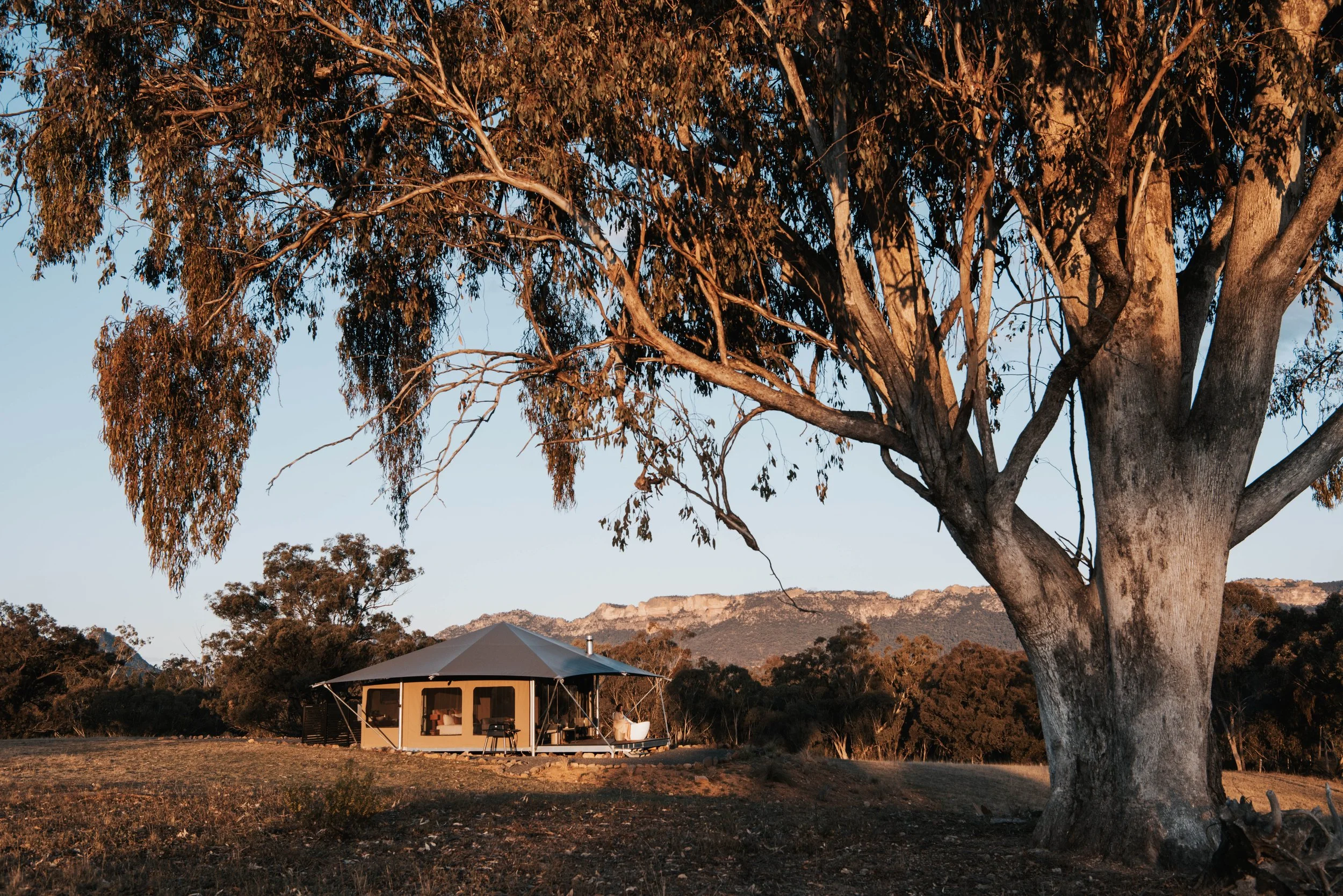 Outdoor bath overlooking the Capertee Valley escarpment.
