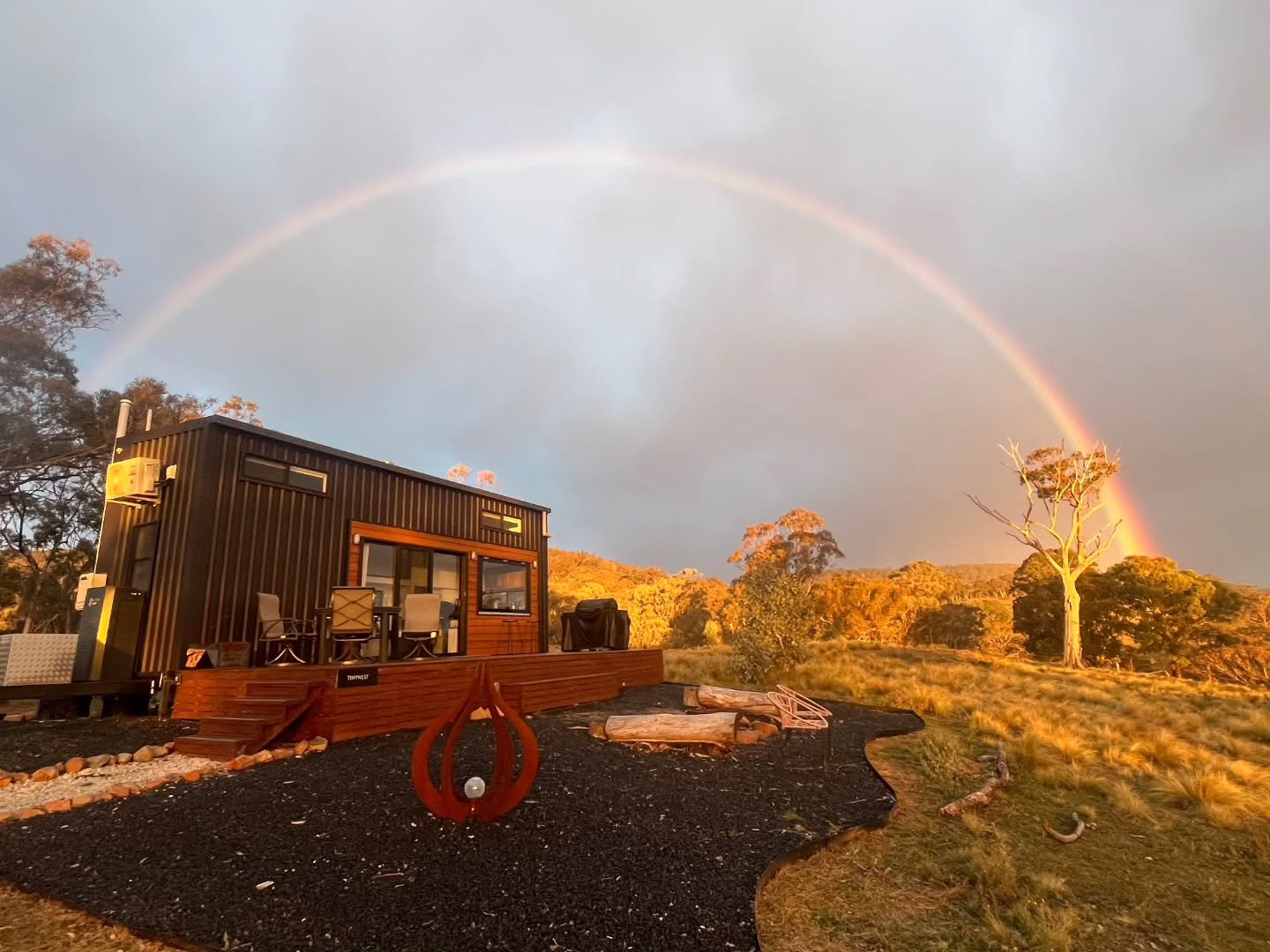 Some moments at Wildnest feel almost unreal.
TinyNest resting beneath a full rainbow, wrapped in golden light after the rain. Nature always knows how to put on a show when you slow down long enough to notice it.

Pure magic captured by @leasam29 📷