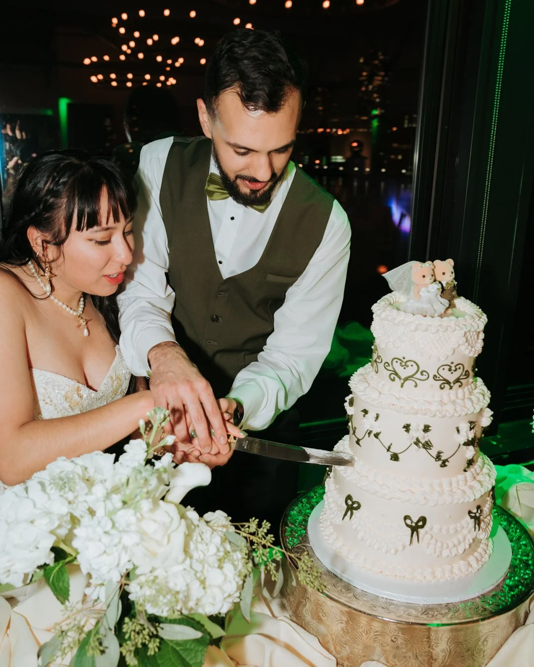 acqua-catering-events-wedding-cake-cut-2.jpg