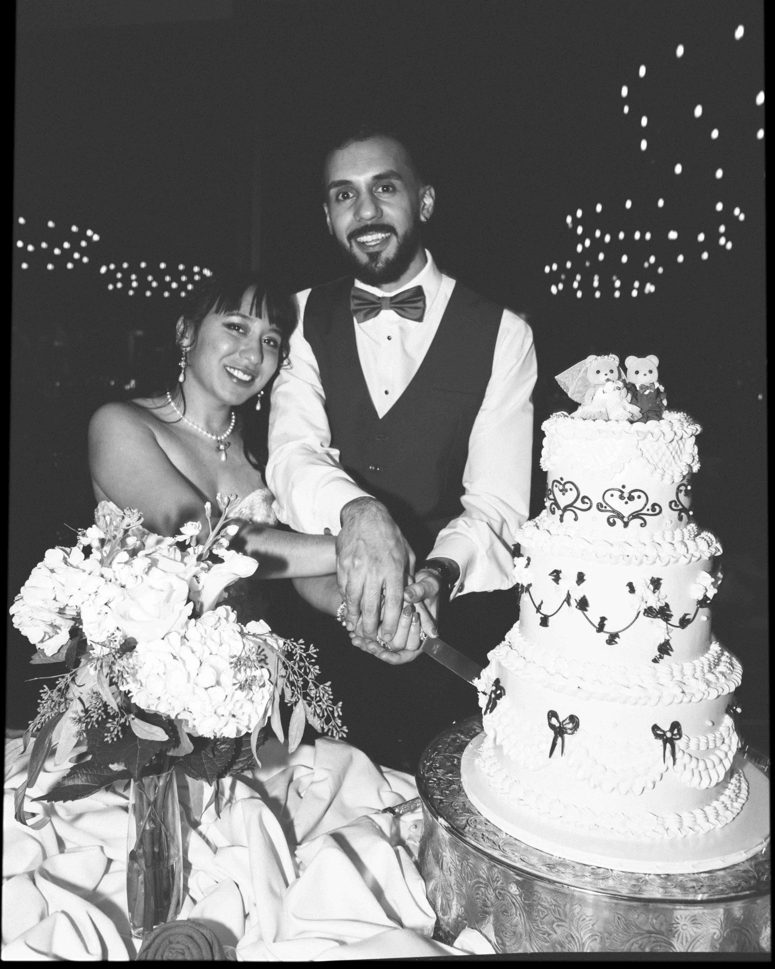 acqua-catering-events-wedding-cake-cut-3.jpg