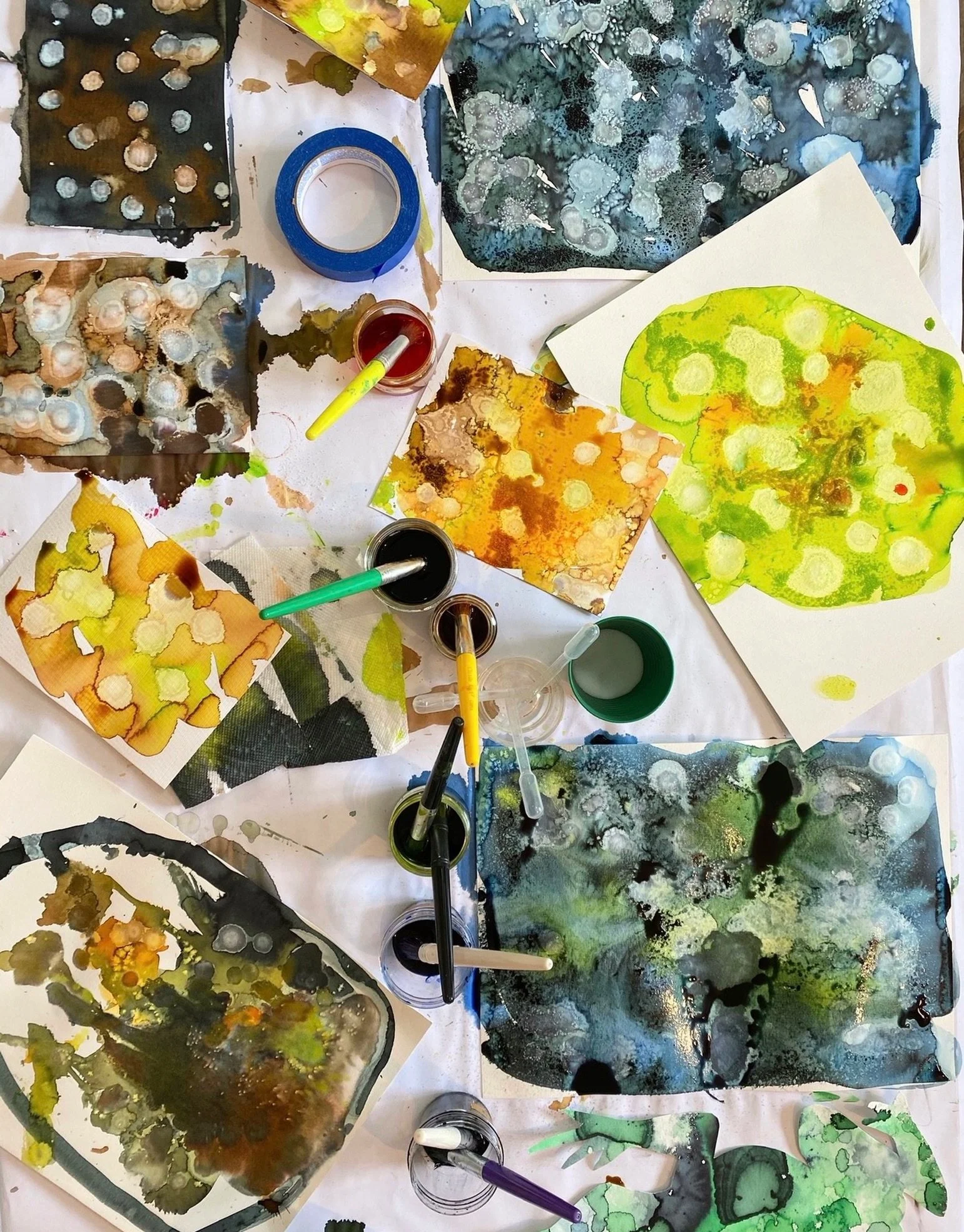 Watercolor, alcohol droplets, and zero rules. That is our kind of therapeutic release. 🧪💦 

If you are an adult woman looking to reconnect with your creative spark, The Art of Play workshop is for you. Come push paint around and make a beautiful me