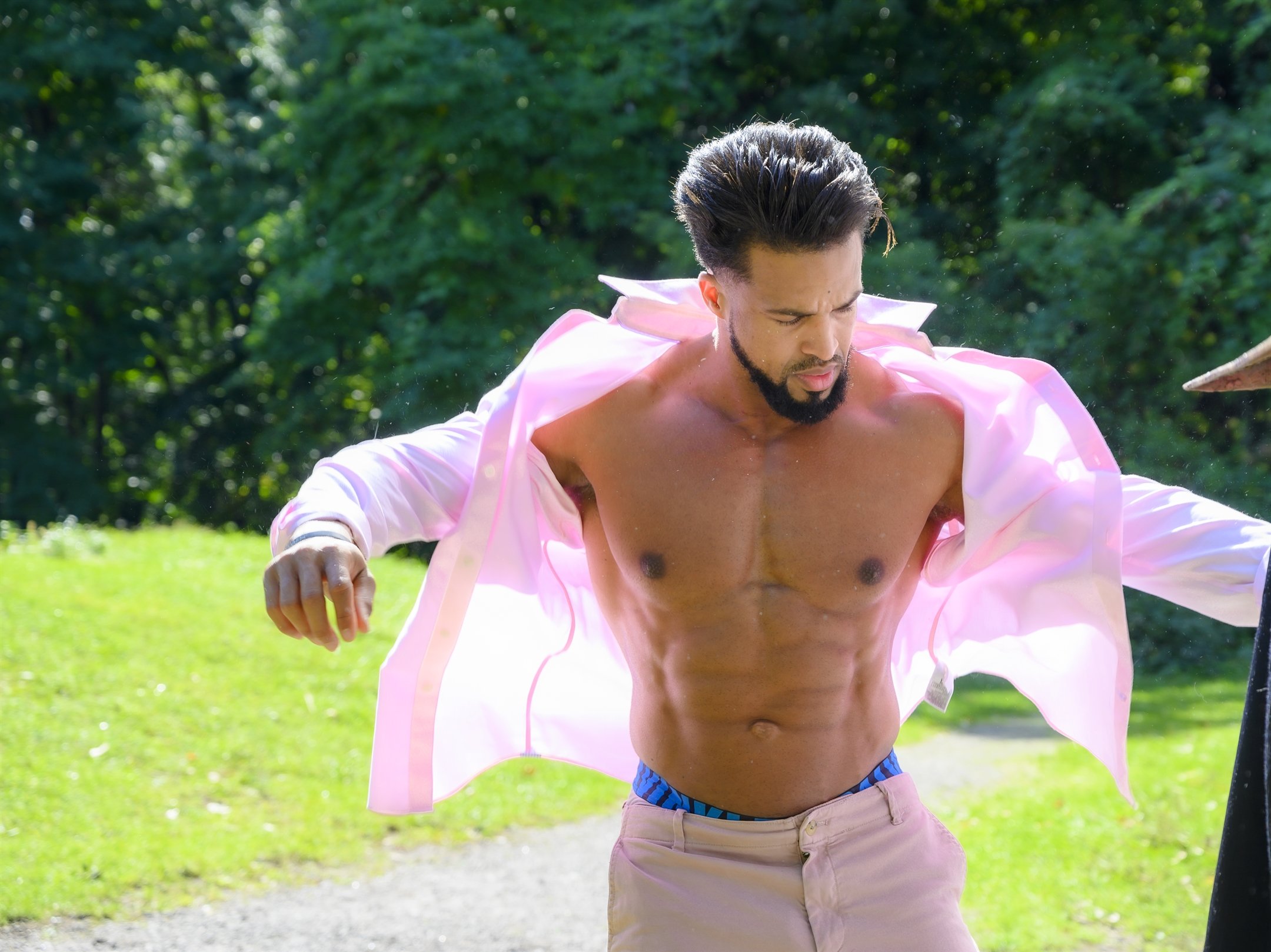 PUTTING SHIRT ON _2160_1618.jpg