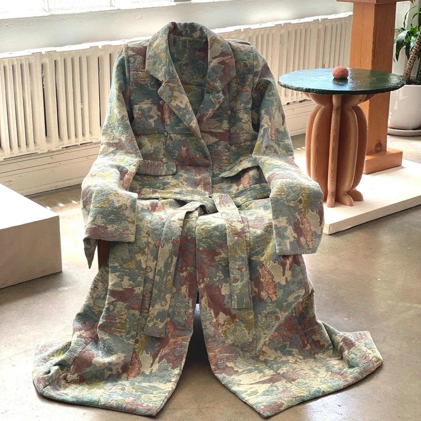 THE CHAIR YOU WEAR was a collaboration I did with my close friend @francisco.alcazar for MIND MELD, a group show as part of @ladesignweekend last year. 

The concept was to create a piece of wearable furniture that immerses the user in an experience 