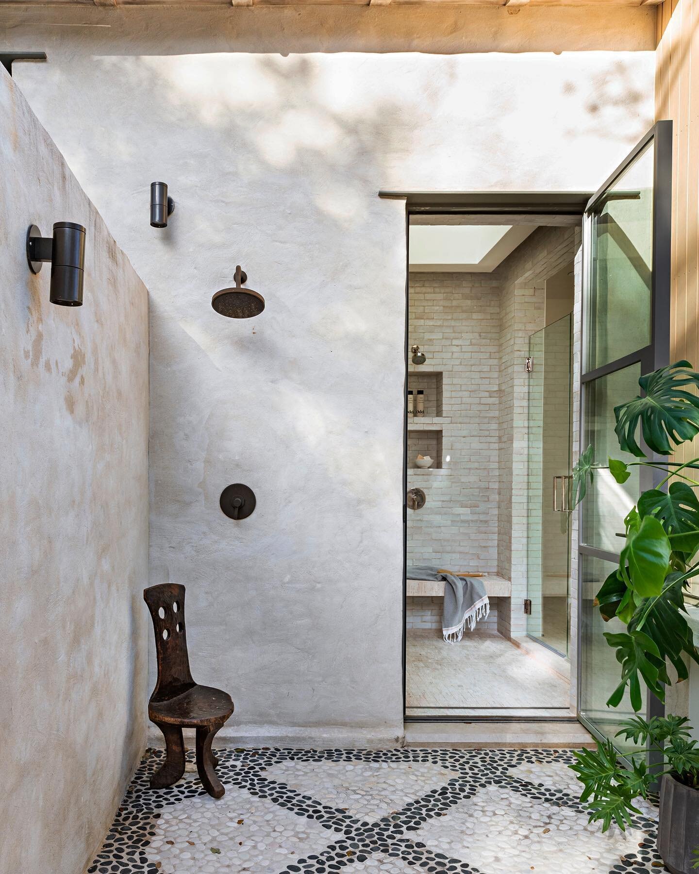 Gorgeous courtyard and outdoor shower off the primary bathroom suite at our Hatley project 🌿 Thank you to @dotdashmeredith and @betterhomesandgardens for the lovely feature
📷: @juliesoefer 
Architecture: @ryanstreetarchitects 
#studioseiders