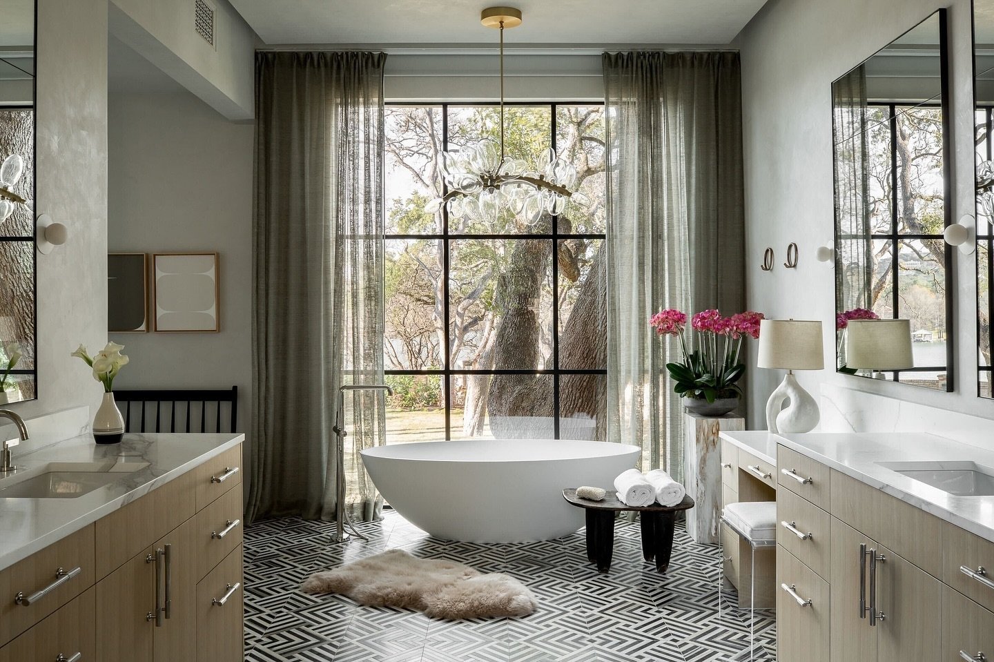 Flashback to a favorite master bath while we&rsquo;re in the throes of wrapping something new!

@shadedeggesphotography 
#studioseiders