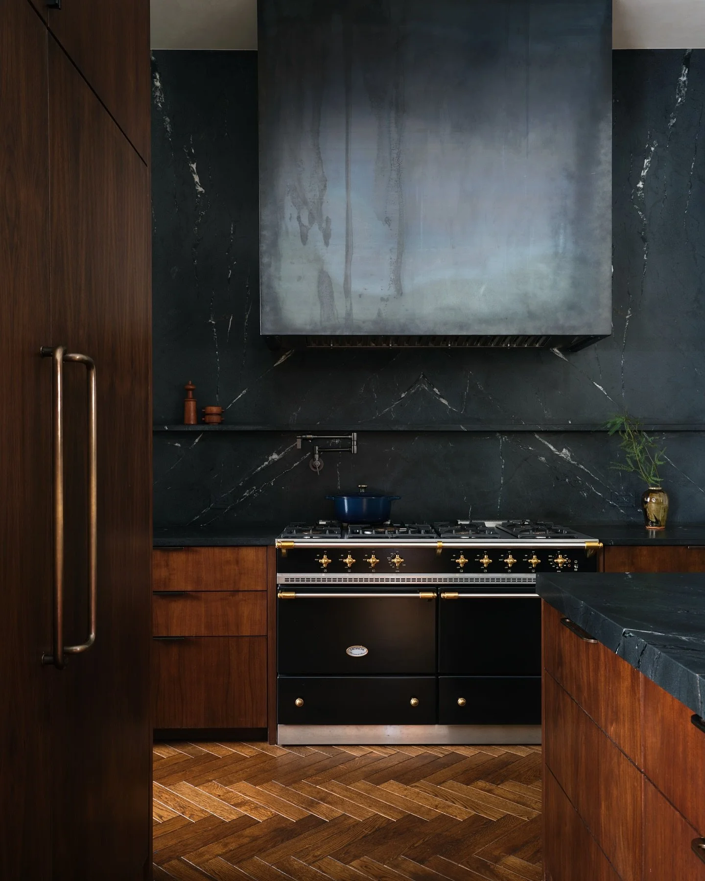 We set out to design a kitchen with soul, a rich space with layered textures and maximum functionality. Love this kitchen so much and the folks who called it home!
📷: @lindsay_brown 
Architecture: @787designstudio 
Styling: @adamfortner 
#studioseid