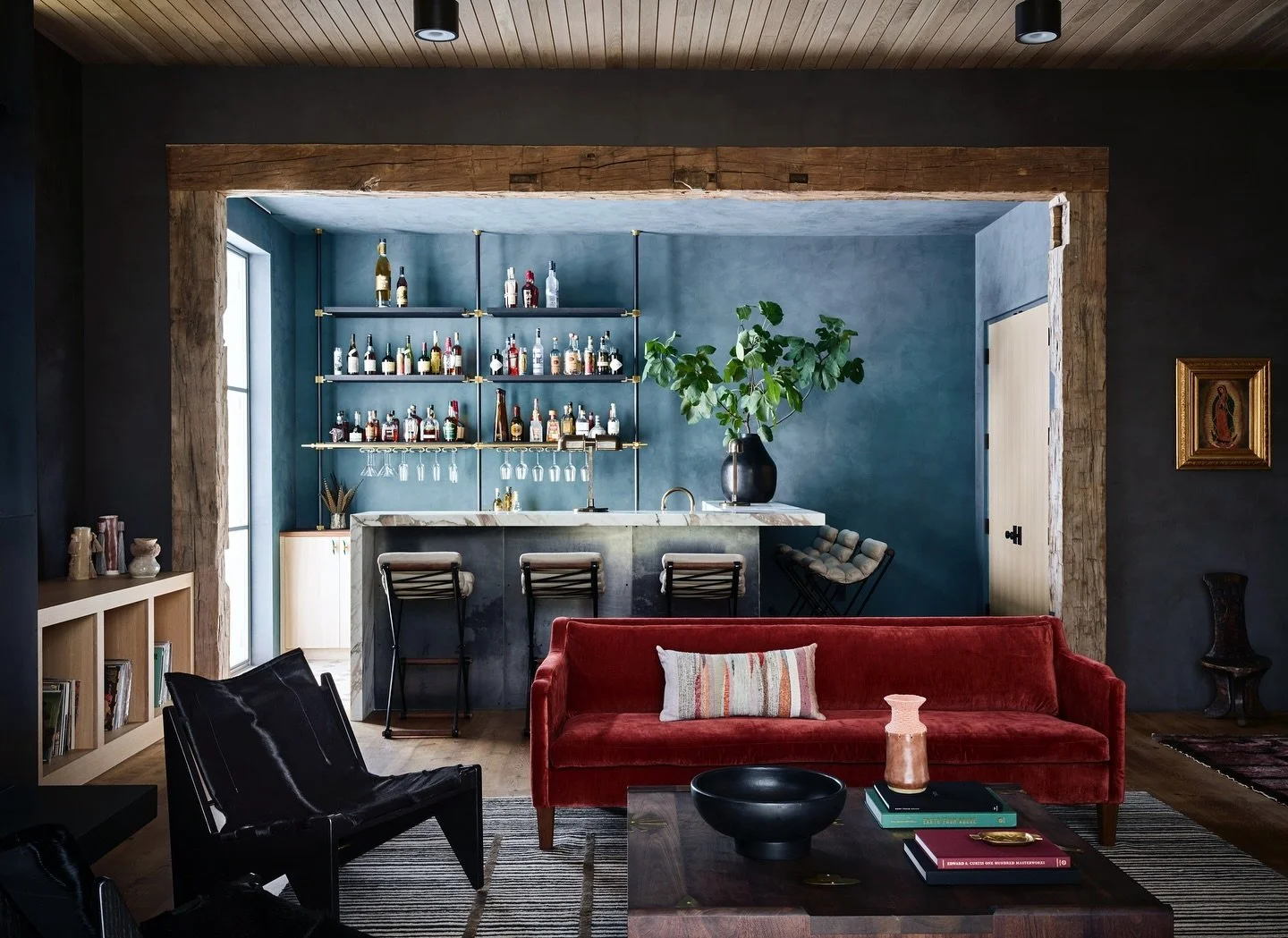 The lounge and bar at our Hatley project, an all time favorite, as featured in @dujourmedia 

📷: @douglasfriedman 
Architect: @ryanstreetarchitects 
Builder: @michaeldeanehomes 
Stylist: @adamfortner 
#studioseiders