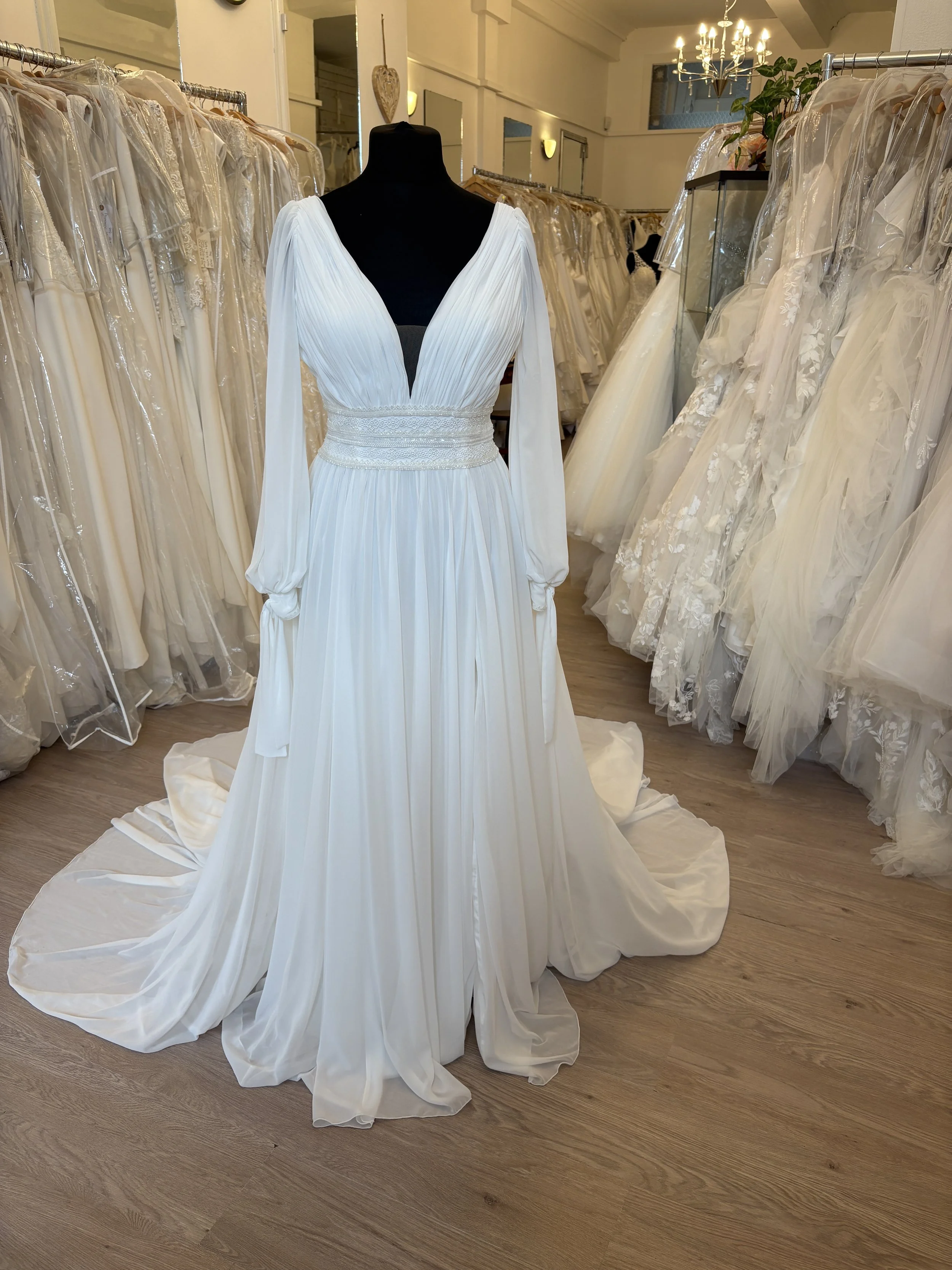 Modeca "Royal" NEW SAMPLE Size 14