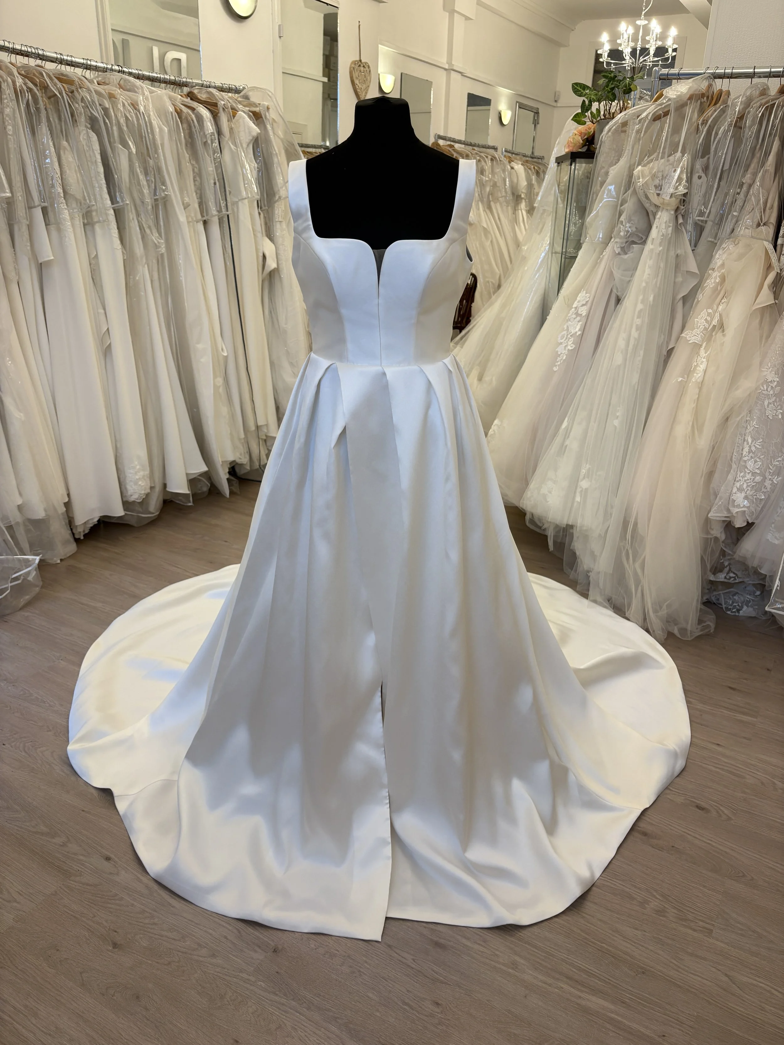 Mila Nova "Sigrid" NEW SAMPLE Size 16