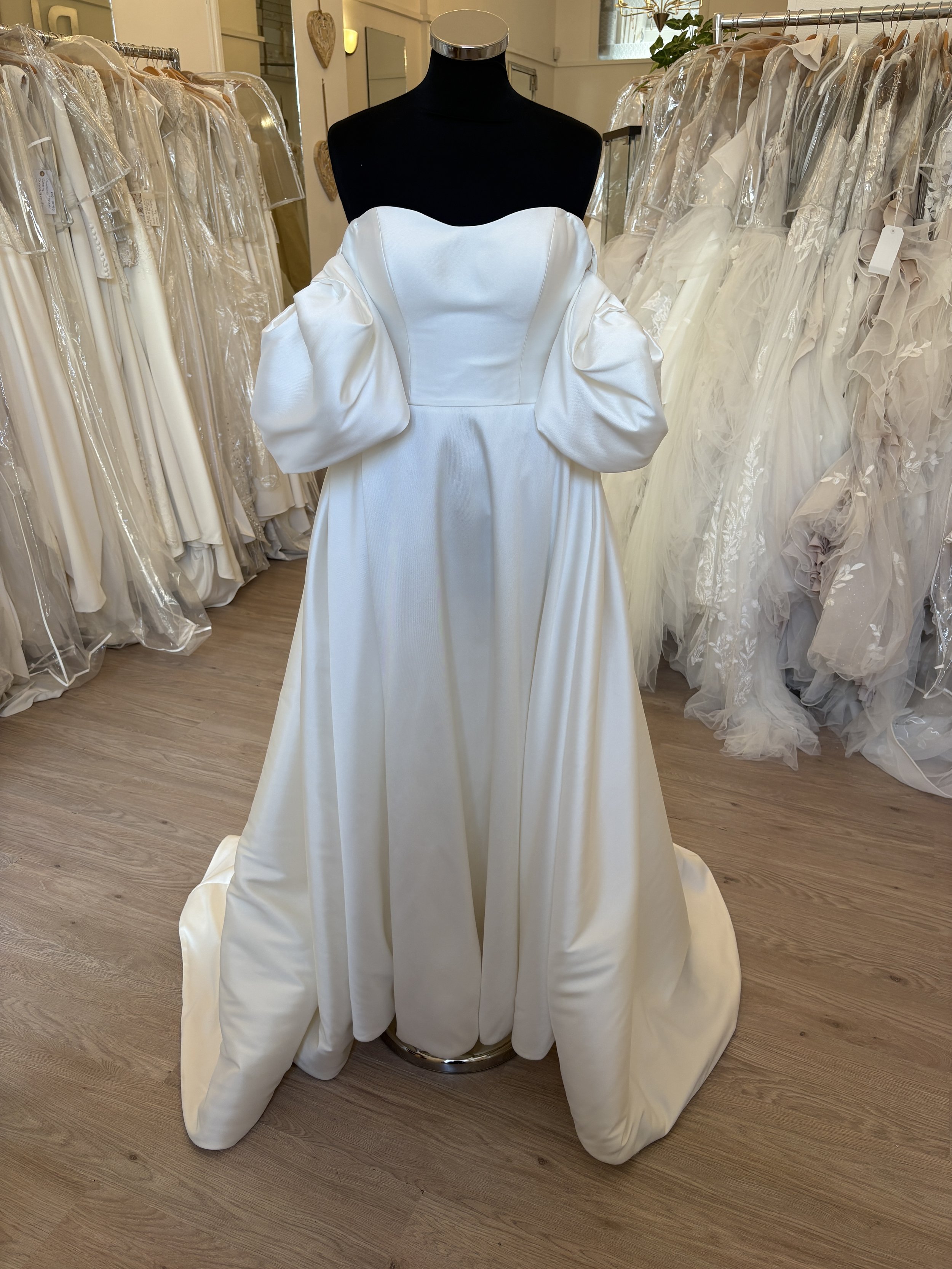 Badley Mischka Size 6