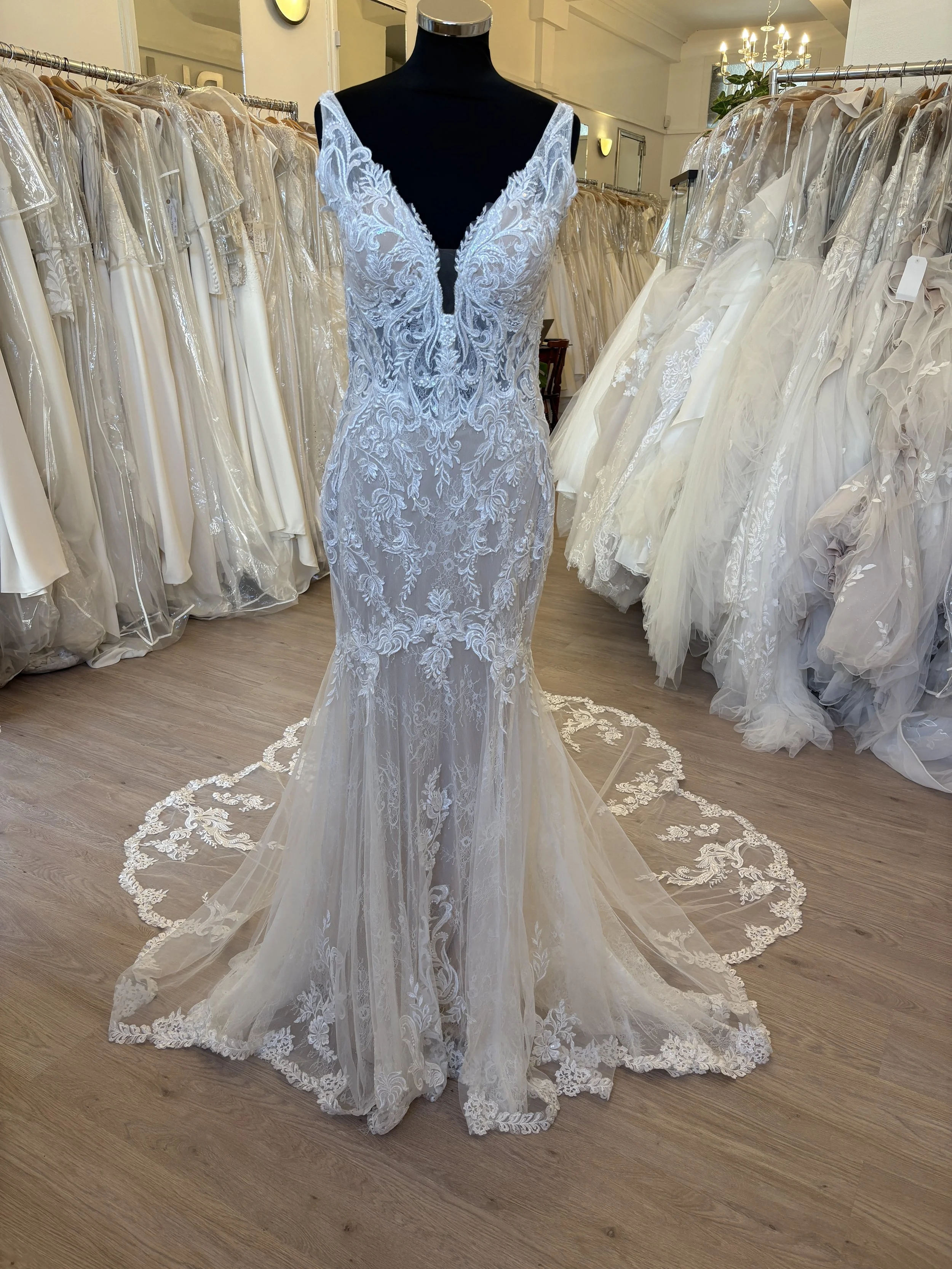 Modeca "Romana" NEW SAMPLE Size 12