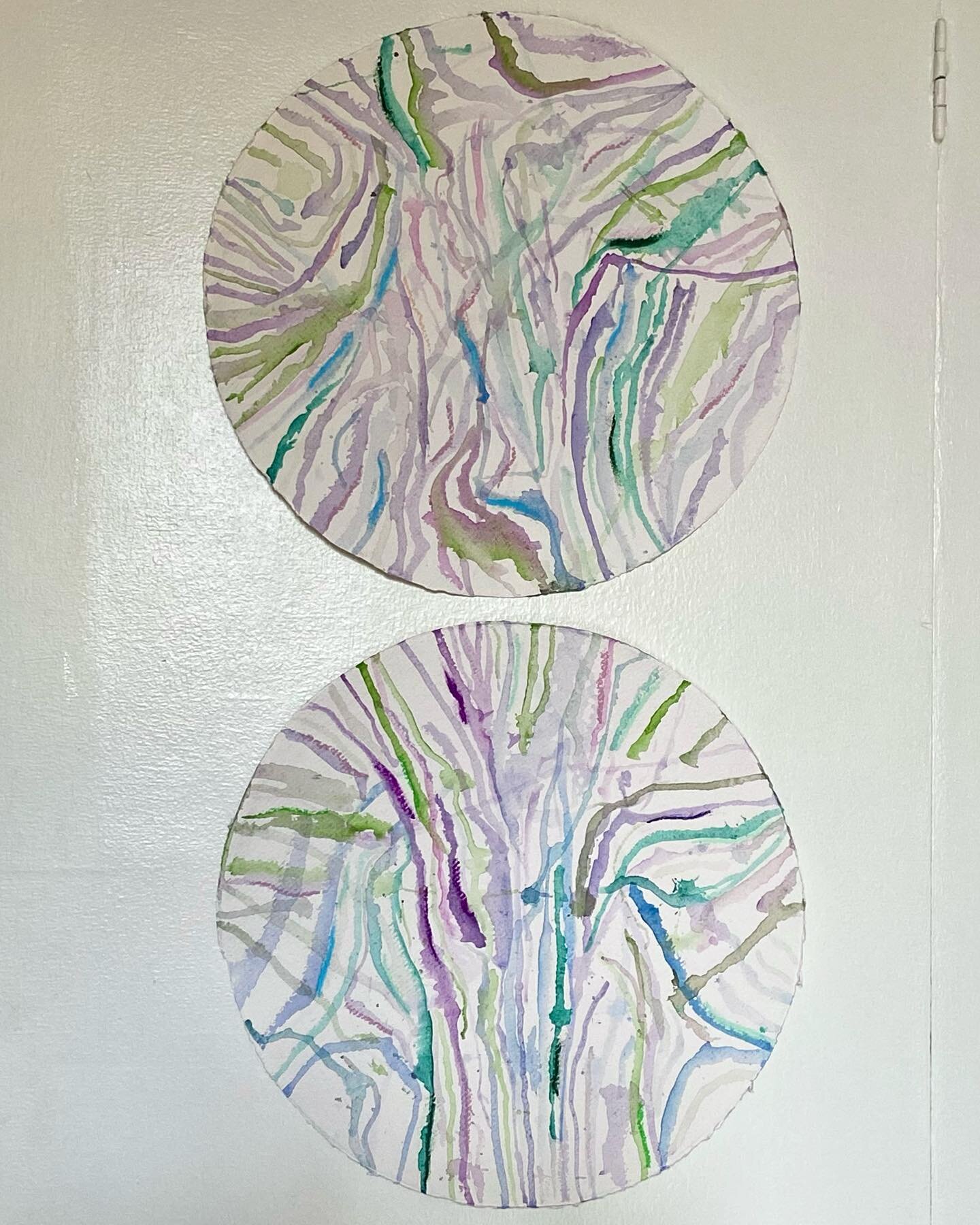 Sunday Mood💜💚✨
Watercolour and oil pastels on rounded Khadi paper🎨This two beauties will be soon available in my online shop! Subscribe to my mailing list to stay updated on the launch of the collection🥰
.
.
.
.
.
.
.
.
.

 #artgallery#artistsoni